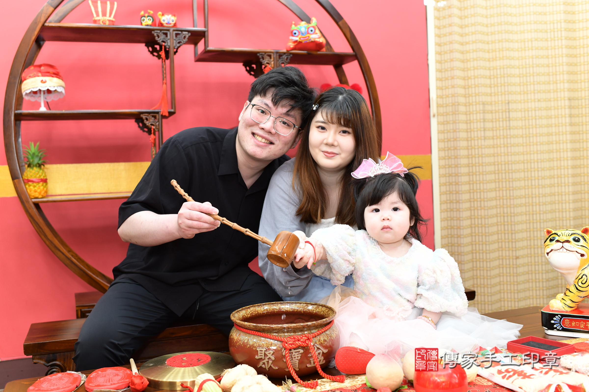 新北市永和區晴晴寶寶抓周推薦:傳家新北店抓周度脺中國風會場,嬰兒古禮抓周流程儀式吉祥話、抓周道具物品24種、拍照。抓周證書。2025.8.5,照片13 新北市永和區晴晴寶寶抓周推薦:傳家新北店抓周度脺中國風會場,嬰兒古禮抓周流程儀式吉祥話、抓周道具物品24種、拍照。抓周證書。2025.8.5,照片13