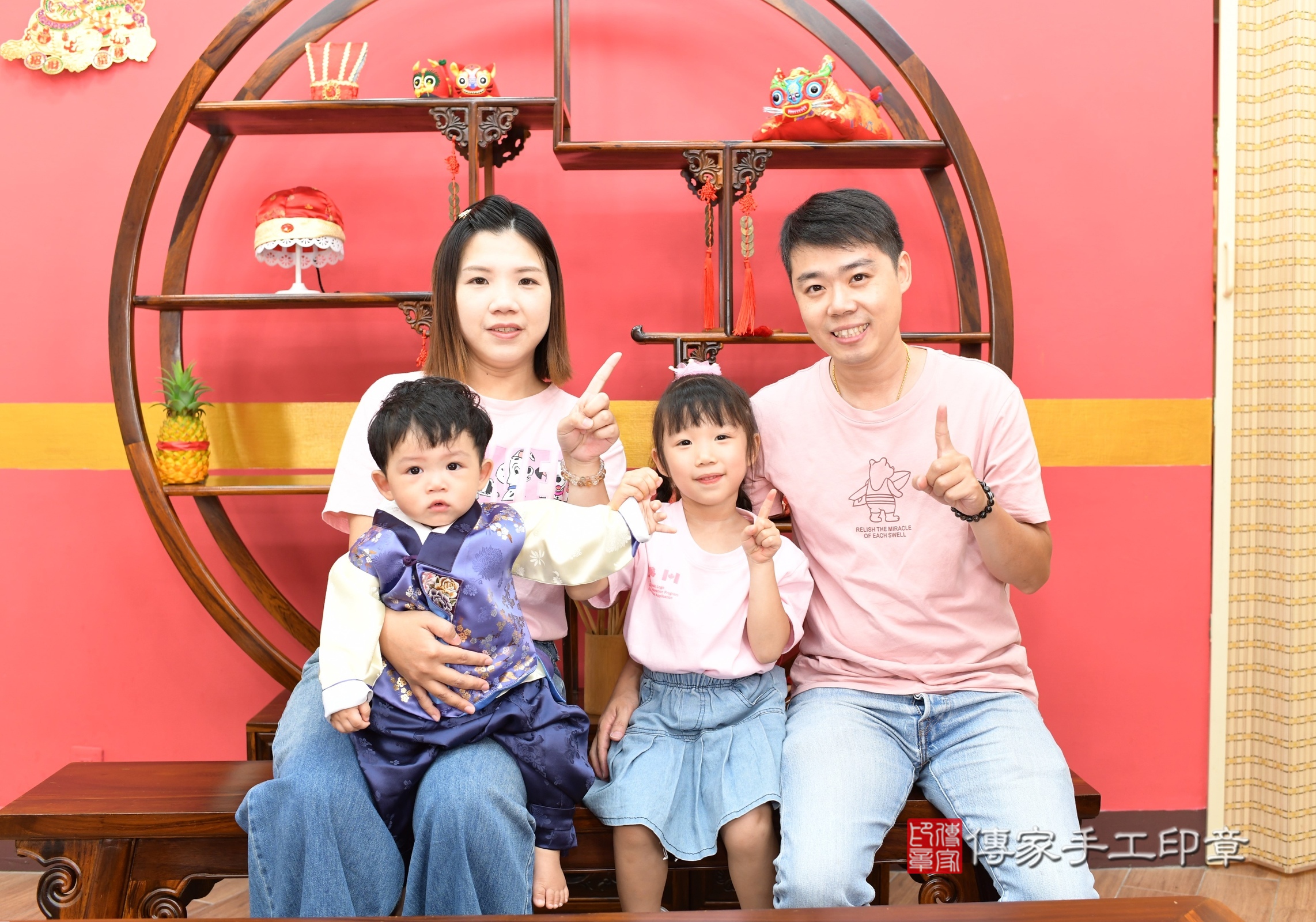 新北市永和區丞丞寶寶抓周推薦：傳家新北店抓周度脺中國風會場，嬰兒古禮抓周流程儀式吉祥話、抓周道具物品24種、拍照。抓周證書。2025.8.8，照片1