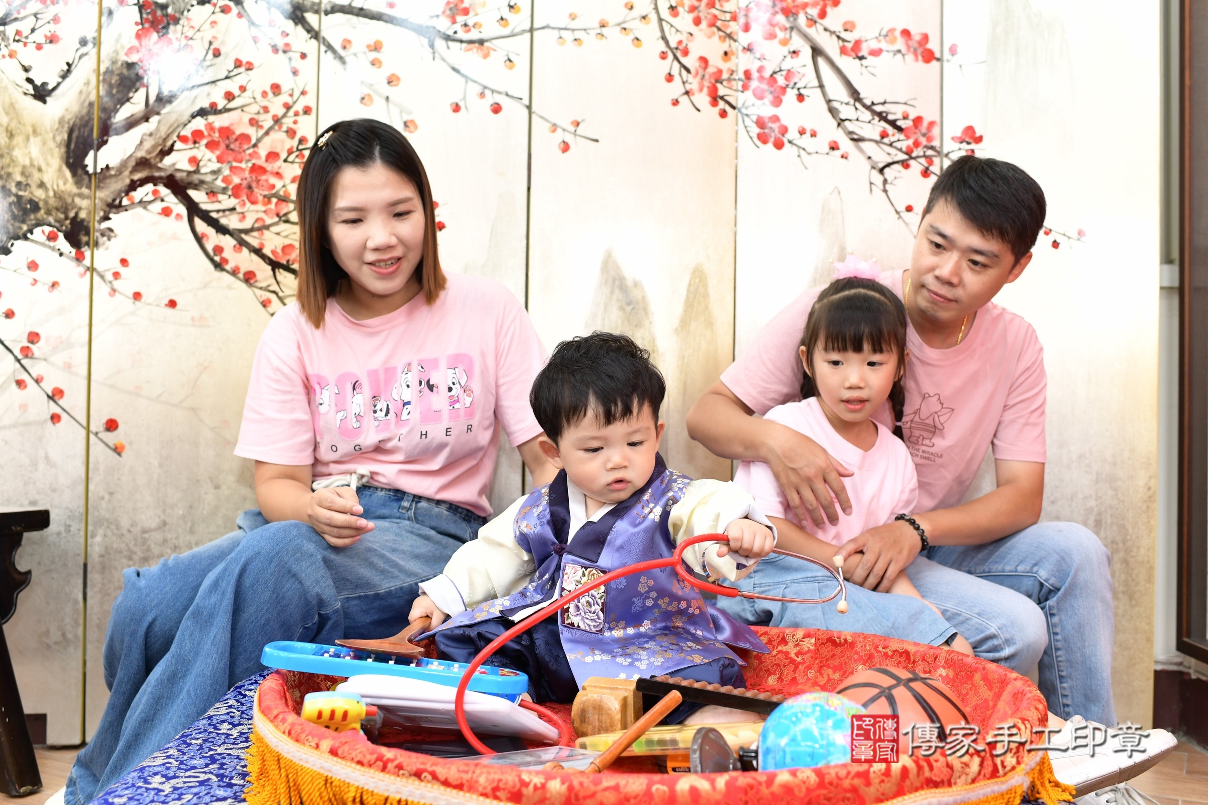 新北市永和區丞丞寶寶抓周推薦:傳家新北店抓周度脺中國風會場,嬰兒古禮抓周流程儀式吉祥話、抓周道具物品24種、拍照。抓周證書。2025.8.8,照片6 新北市永和區丞丞寶寶抓周推薦:傳家新北店抓周度脺中國風會場,嬰兒古禮抓周流程儀式吉祥話、抓周道具物品24種、拍照。抓周證書。2025.8.8,照片6