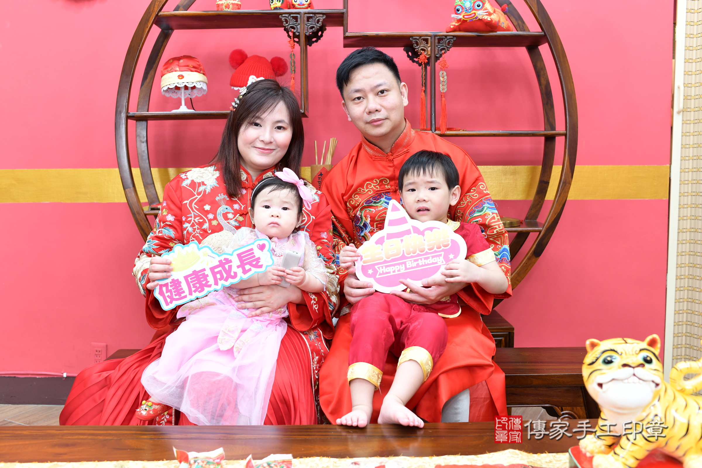 新北市永和區妍妍寶寶抓周推薦：傳家新北店抓周度脺中國風會場，嬰兒古禮抓周流程儀式吉祥話、抓周道具物品24種、拍照。抓周證書。2025.8.9，照片1