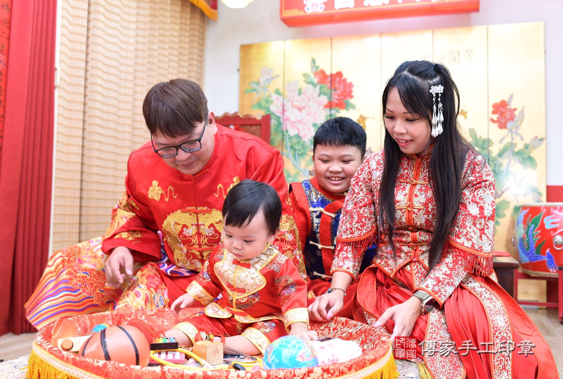 台北市大同區小鋒寶寶抓周推薦:傳家台北店抓周度脺中國風會場,嬰兒古禮抓周流程儀式吉祥話、抓周道具物品24種、拍照。抓周證書。2025.8.8,照片3 台北市大同區小鋒寶寶抓周推薦:傳家台北店抓周度脺中國風會場,嬰兒古禮抓周流程儀式吉祥話、抓周道具物品24種、拍照。抓周證書。2025.8.8,照片3