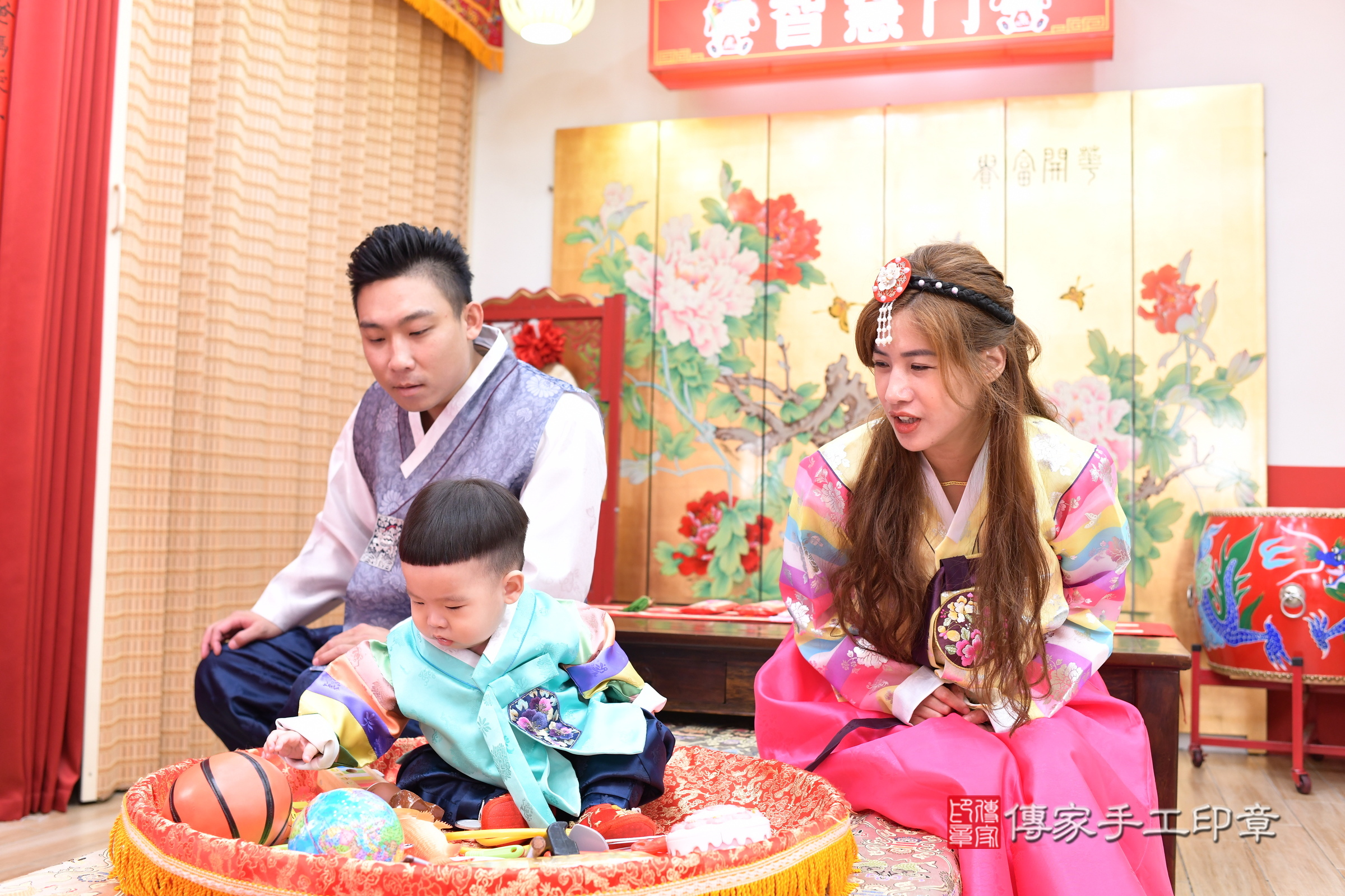 台北市大同區小震寶寶抓周推薦:傳家台北店抓周度脺中國風會場,嬰兒古禮抓周流程儀式吉祥話、抓周道具物品24種、拍照。抓周證書。2025.8.9,照片5 台北市大同區小震寶寶抓周推薦:傳家台北店抓周度脺中國風會場,嬰兒古禮抓周流程儀式吉祥話、抓周道具物品24種、拍照。抓周證書。2025.8.9,照片5