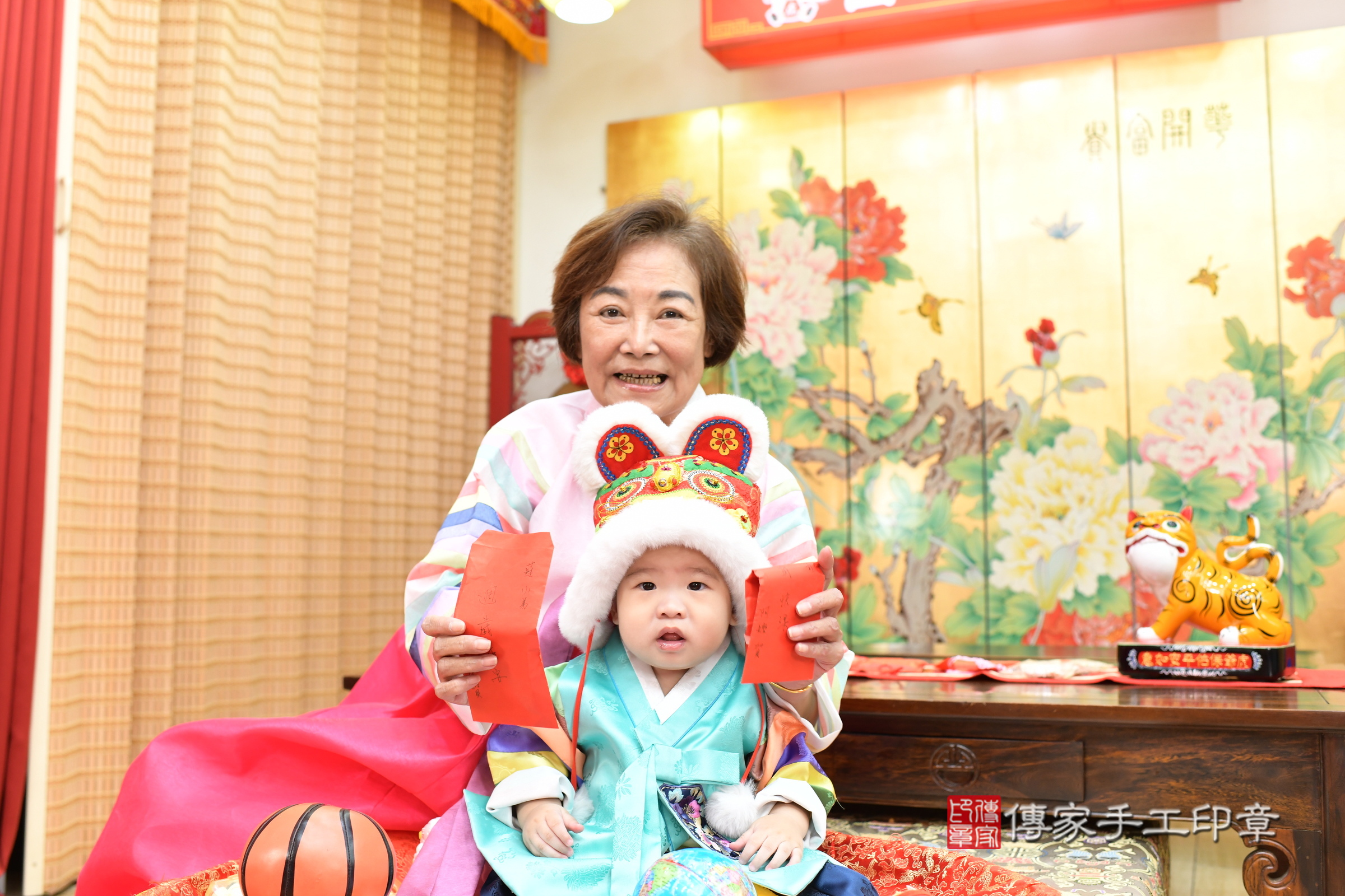 台北市大同區小震寶寶抓周推薦:傳家台北店抓周度脺中國風會場,嬰兒古禮抓周流程儀式吉祥話、抓周道具物品24種、拍照。抓周證書。2025.8.9,照片2 台北市大同區小震寶寶抓周推薦:傳家台北店抓周度脺中國風會場,嬰兒古禮抓周流程儀式吉祥話、抓周道具物品24種、拍照。抓周證書。2025.8.9,照片2
