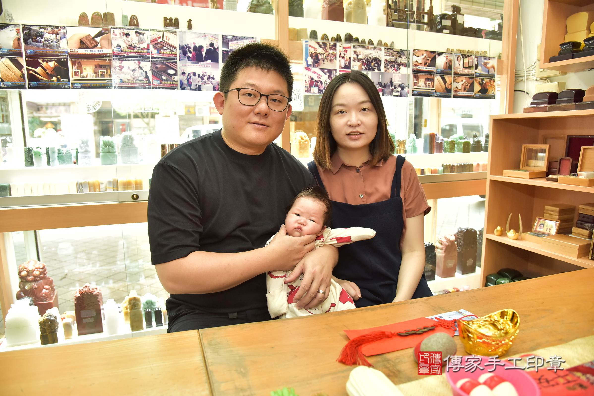 臣臣寶寶(新北市永和區嬰兒寶寶滿月剃頭理髮、嬰兒剃胎毛儀式吉祥話)。中國風會場，爸媽寶貝穿「日中韓」古裝禮服。專業拍照、證書。★購買「臍帶章、肚臍章、胎毛筆刷印章」贈送：剃頭、收涎、抓周，三選一。2025.8.3，照片1