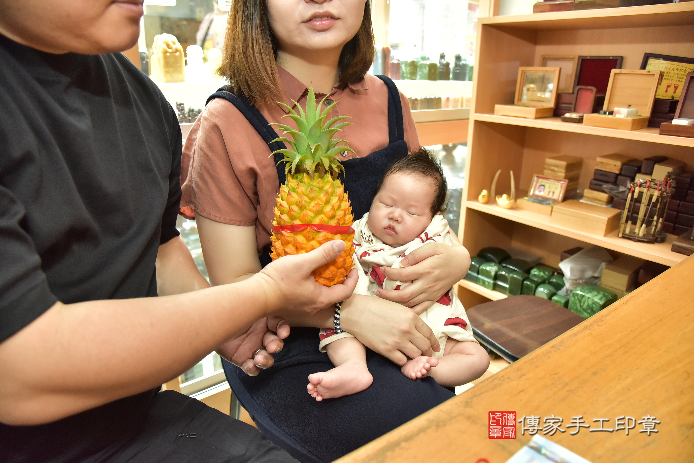 臣臣寶寶(新北市永和區嬰兒寶寶滿月剃頭理髮、嬰兒剃胎毛儀式吉祥話)。中國風會場，爸媽寶貝穿「日中韓」古裝禮服。專業拍照、證書。★購買「臍帶章、肚臍章、胎毛筆刷印章」贈送：剃頭、收涎、抓周，三選一。2025.8.3，照片15