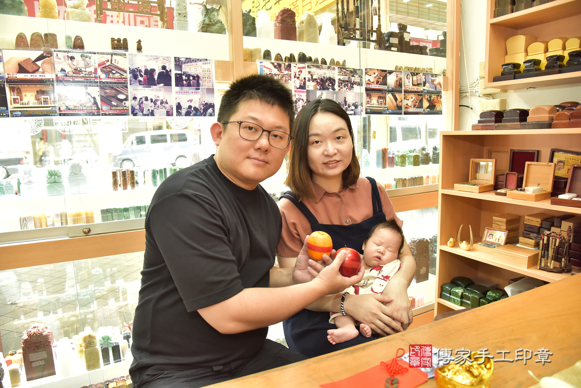 臣臣寶寶(新北市永和區嬰兒寶寶滿月剃頭理髮、嬰兒剃胎毛儀式吉祥話)。中國風會場，爸媽寶貝穿「日中韓」古裝禮服。專業拍照、證書。★購買「臍帶章、肚臍章、胎毛筆刷印章」贈送：剃頭、收涎、抓周，三選一。2025.8.3，照片8