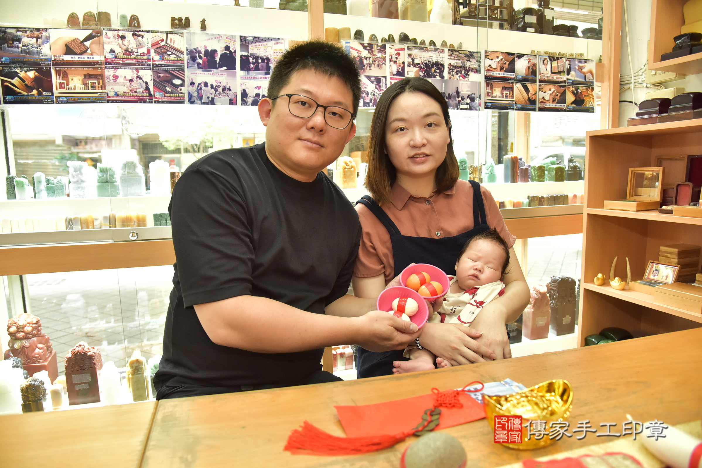 臣臣寶寶(新北市永和區嬰兒寶寶滿月剃頭理髮、嬰兒剃胎毛儀式吉祥話)。中國風會場，爸媽寶貝穿「日中韓」古裝禮服。專業拍照、證書。★購買「臍帶章、肚臍章、胎毛筆刷印章」贈送：剃頭、收涎、抓周，三選一。2025.8.3，照片4