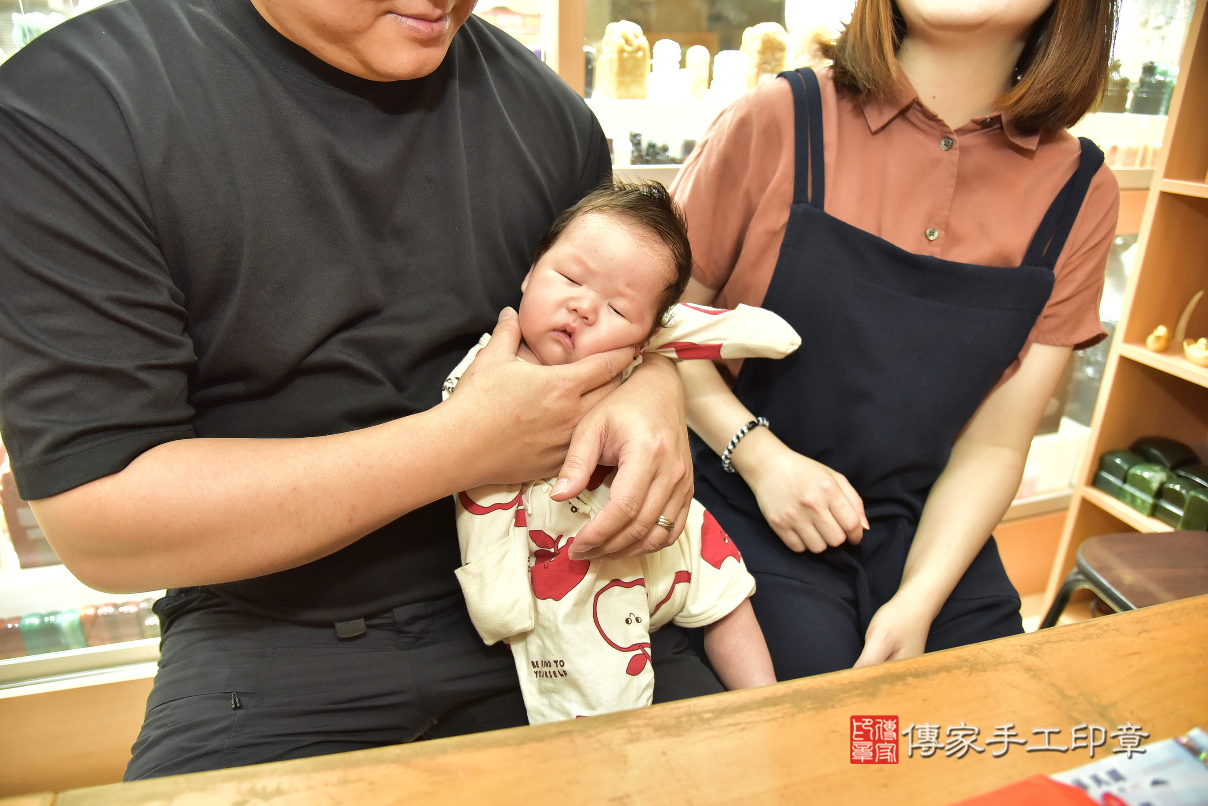 臣臣寶寶(新北市永和區嬰兒寶寶滿月剃頭理髮、嬰兒剃胎毛儀式吉祥話)。中國風會場，爸媽寶貝穿「日中韓」古裝禮服。專業拍照、證書。★購買「臍帶章、肚臍章、胎毛筆刷印章」贈送：剃頭、收涎、抓周，三選一。2025.8.3，照片2