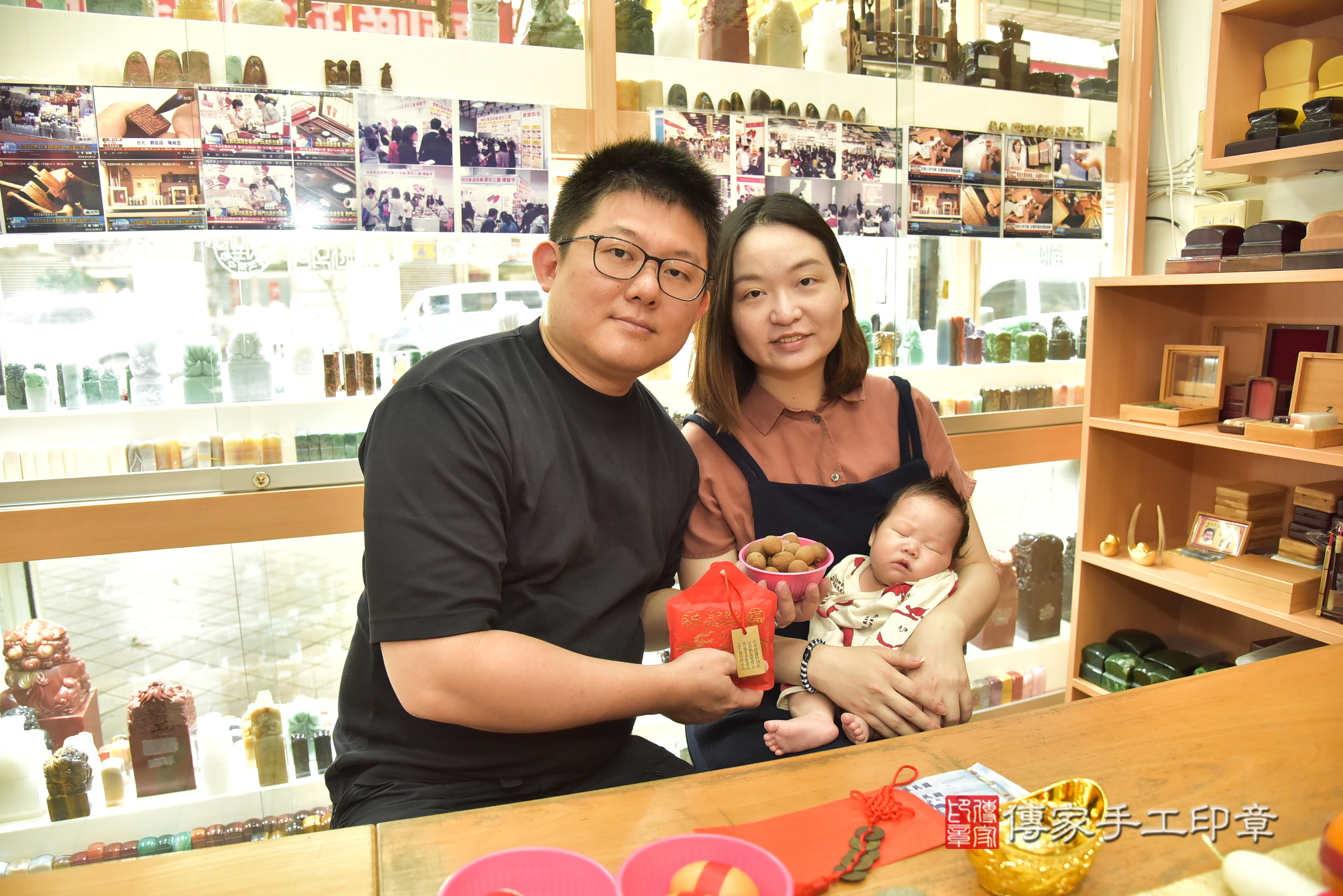 臣臣寶寶(新北市永和區嬰兒寶寶滿月剃頭理髮、嬰兒剃胎毛儀式吉祥話)。中國風會場，爸媽寶貝穿「日中韓」古裝禮服。專業拍照、證書。★購買「臍帶章、肚臍章、胎毛筆刷印章」贈送：剃頭、收涎、抓周，三選一。2025.8.3，照片7