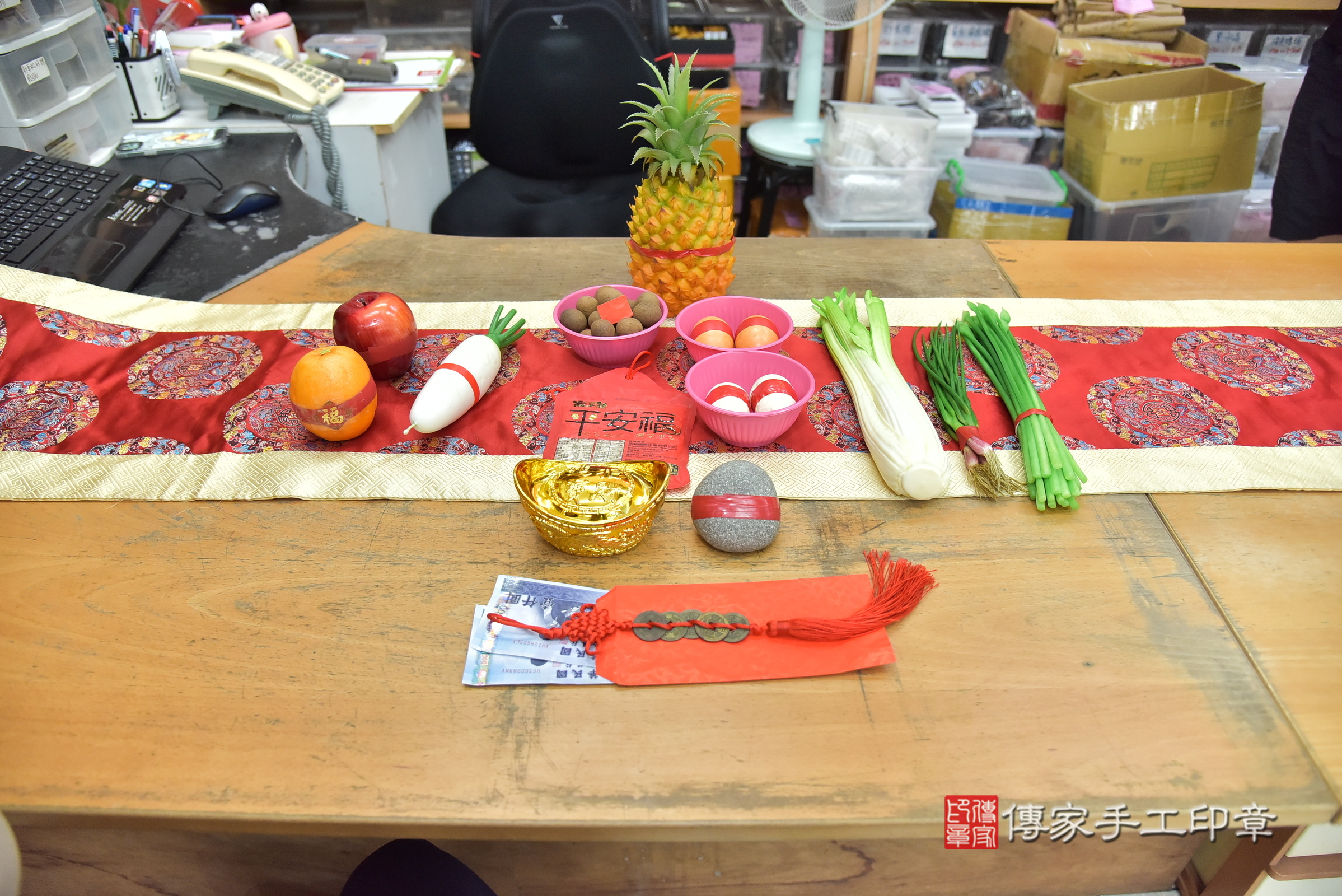 臣臣寶寶(新北市永和區嬰兒寶寶滿月剃頭理髮、嬰兒剃胎毛儀式吉祥話)。中國風會場，爸媽寶貝穿「日中韓」古裝禮服。專業拍照、證書。★購買「臍帶章、肚臍章、胎毛筆刷印章」贈送：剃頭、收涎、抓周，三選一。2025.8.3，照片3
