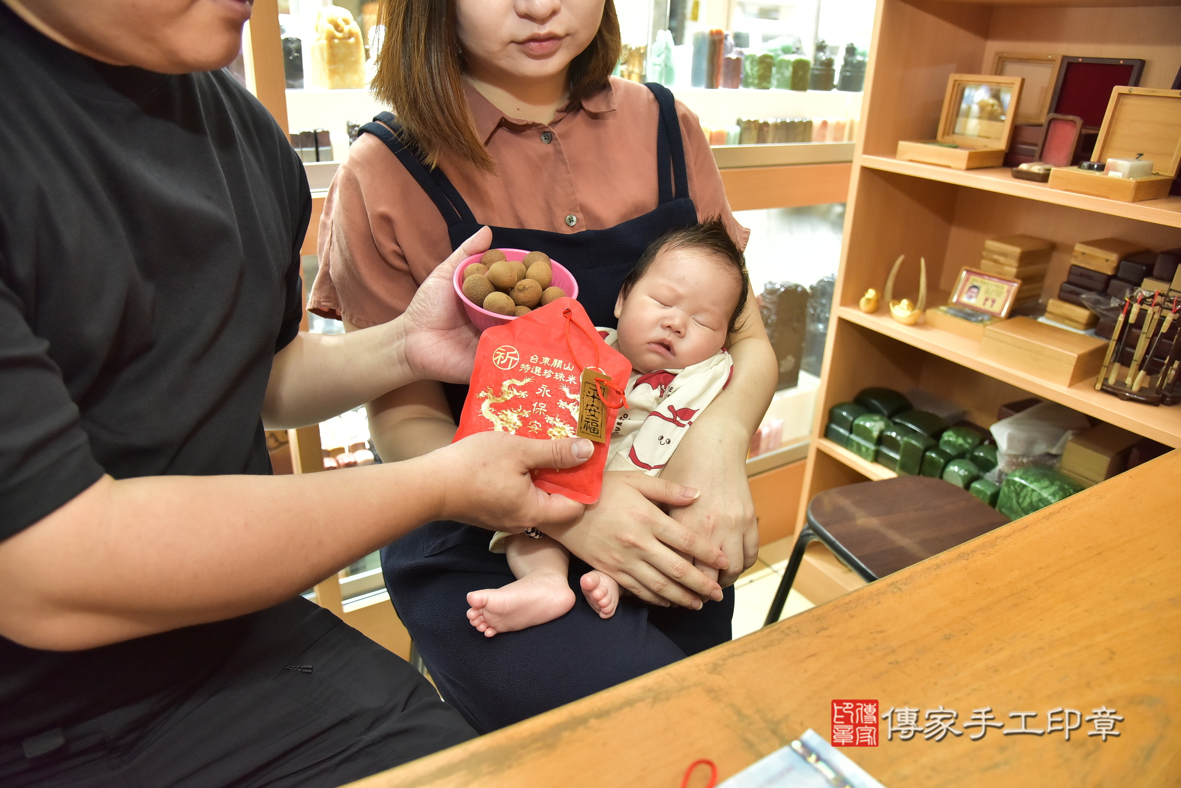 臣臣寶寶(新北市永和區嬰兒寶寶滿月剃頭理髮、嬰兒剃胎毛儀式吉祥話)。中國風會場，爸媽寶貝穿「日中韓」古裝禮服。專業拍照、證書。★購買「臍帶章、肚臍章、胎毛筆刷印章」贈送：剃頭、收涎、抓周，三選一。2025.8.3，照片6