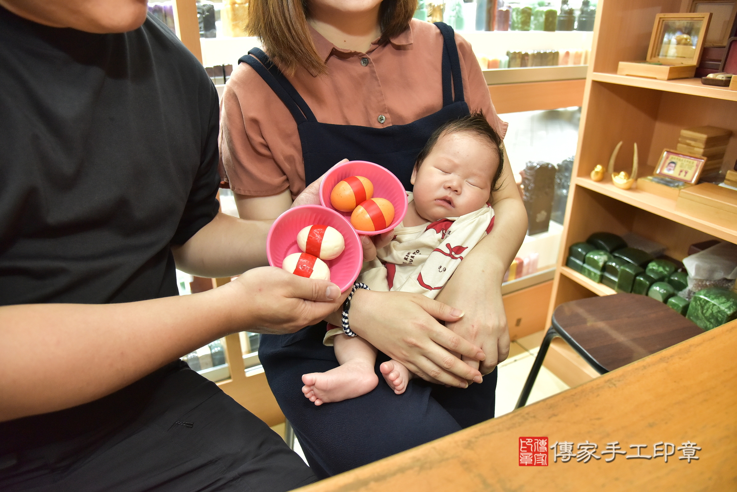 臣臣寶寶(新北市永和區嬰兒寶寶滿月剃頭理髮、嬰兒剃胎毛儀式吉祥話)。中國風會場，爸媽寶貝穿「日中韓」古裝禮服。專業拍照、證書。★購買「臍帶章、肚臍章、胎毛筆刷印章」贈送：剃頭、收涎、抓周，三選一。2025.8.3，照片5