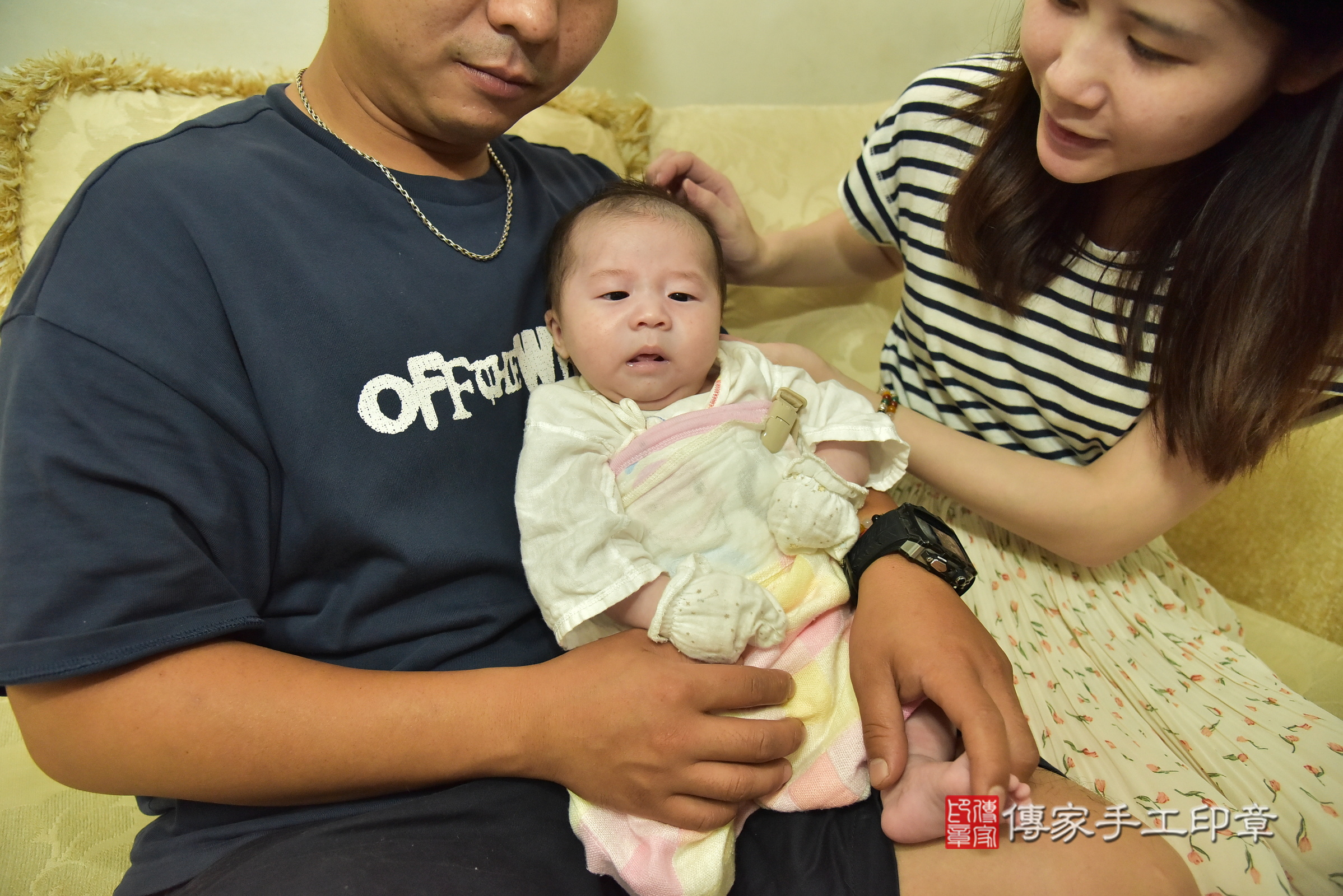 小勝寶寶(新北市樹林區到府嬰兒小勝寶寶滿月剃頭理髮、到府嬰兒剃胎毛儀式吉祥話)。到府剃頭剃胎毛主持、專業拍照、證書。★購買「臍帶章、肚臍章、胎毛筆刷印章」贈送：剃頭、收涎、抓周，三選一。2025.8.6，照片1