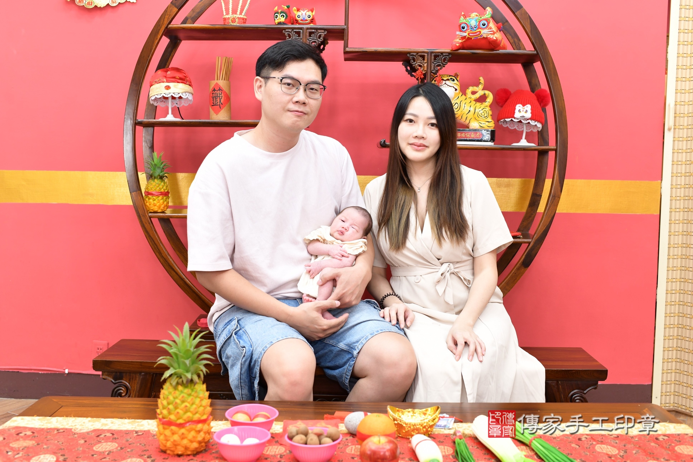 小舒寶寶(新北市永和區嬰兒寶寶滿月剃頭理髮、嬰兒剃胎毛儀式吉祥話)。中國風會場，爸媽寶貝穿「日中韓」古裝禮服。專業拍照、證書。★購買「臍帶章、肚臍章、胎毛筆刷印章」贈送：剃頭、收涎、抓周，三選一。2025.8.4，照片2