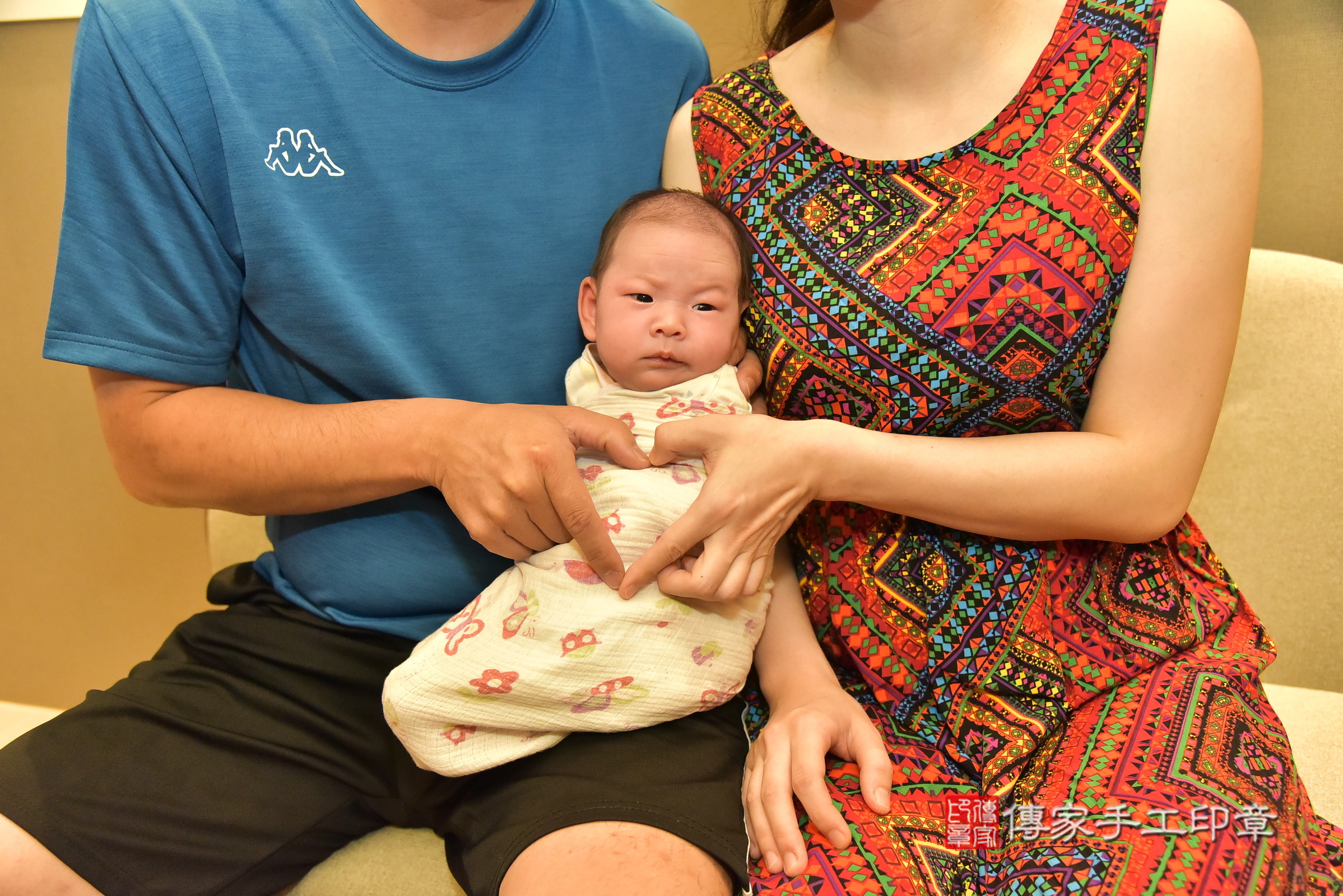 綺綺寶寶(台北市松山區到府嬰兒綺綺寶寶滿月剃頭理髮、到府嬰兒剃胎毛儀式吉祥話)。到府剃頭剃胎毛主持、專業拍照、證書。★購買「臍帶章、肚臍章、胎毛筆刷印章」贈送：剃頭、收涎、抓周，三選一。2025.8.7，照片1