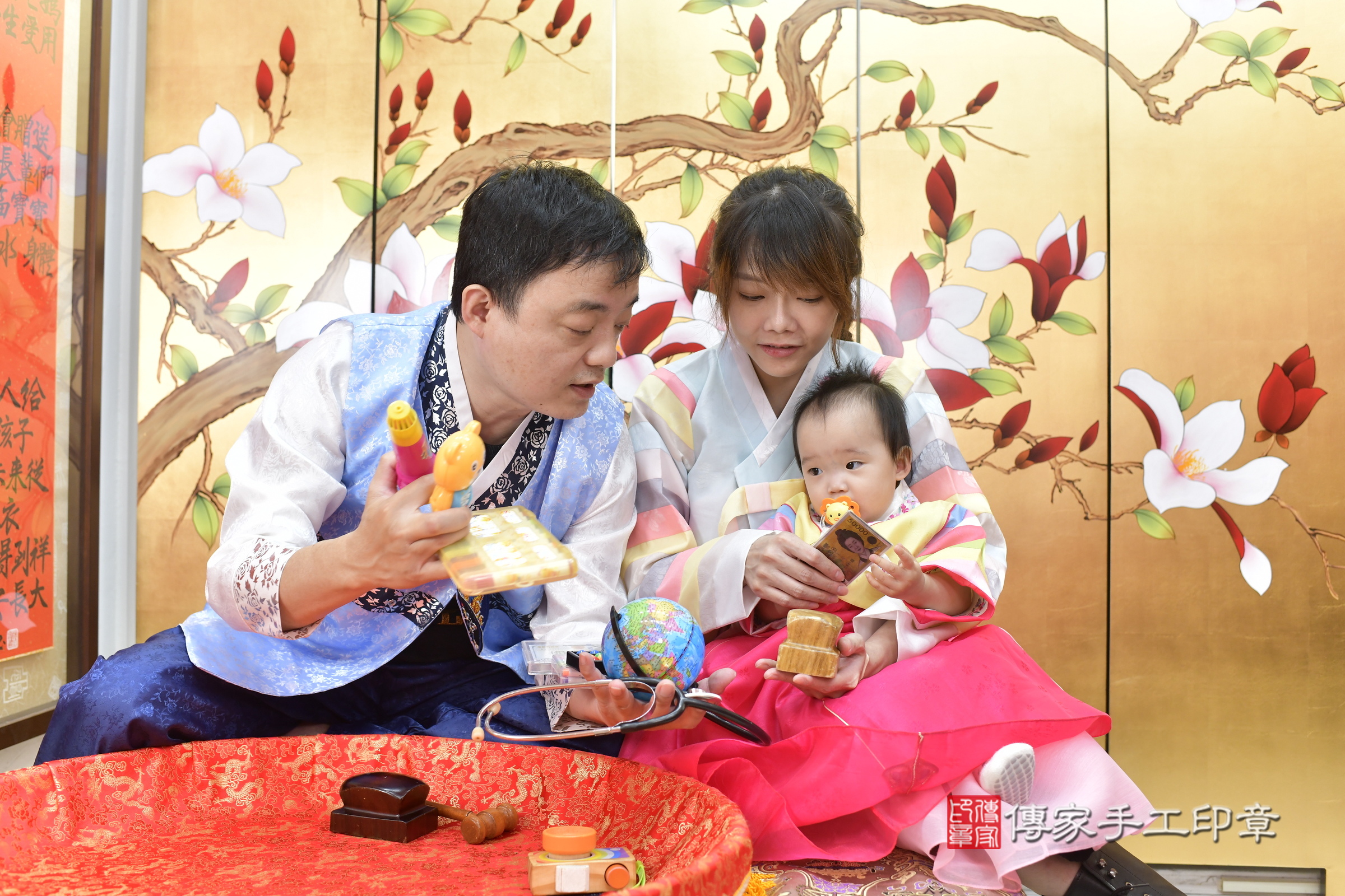 新竹市香山區孜孜寶寶抓周推薦:傳家新竹店抓周度脺中國風會場,嬰兒古禮抓周流程儀式吉祥話、抓周道具物品24種、拍照。抓周證書。2025.8.16,照片5 新竹市香山區孜孜寶寶抓周推薦:傳家新竹店抓周度脺中國風會場,嬰兒古禮抓周流程儀式吉祥話、抓周道具物品24種、拍照。抓周證書。2025.8.16,照片5