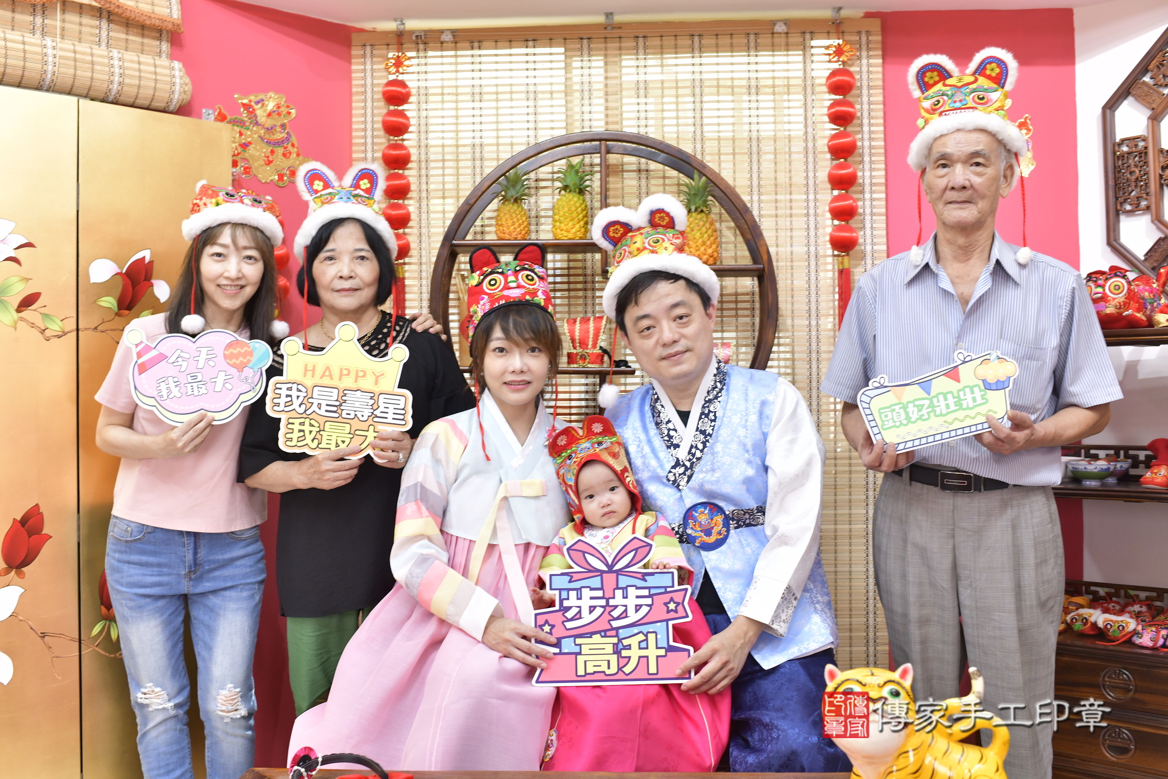 新竹市香山區孜孜寶寶抓周推薦:傳家新竹店抓周度脺中國風會場,嬰兒古禮抓周流程儀式吉祥話、抓周道具物品24種、拍照。抓周證書。2025.8.16,照片11 新竹市香山區孜孜寶寶抓周推薦:傳家新竹店抓周度脺中國風會場,嬰兒古禮抓周流程儀式吉祥話、抓周道具物品24種、拍照。抓周證書。2025.8.16,照片11