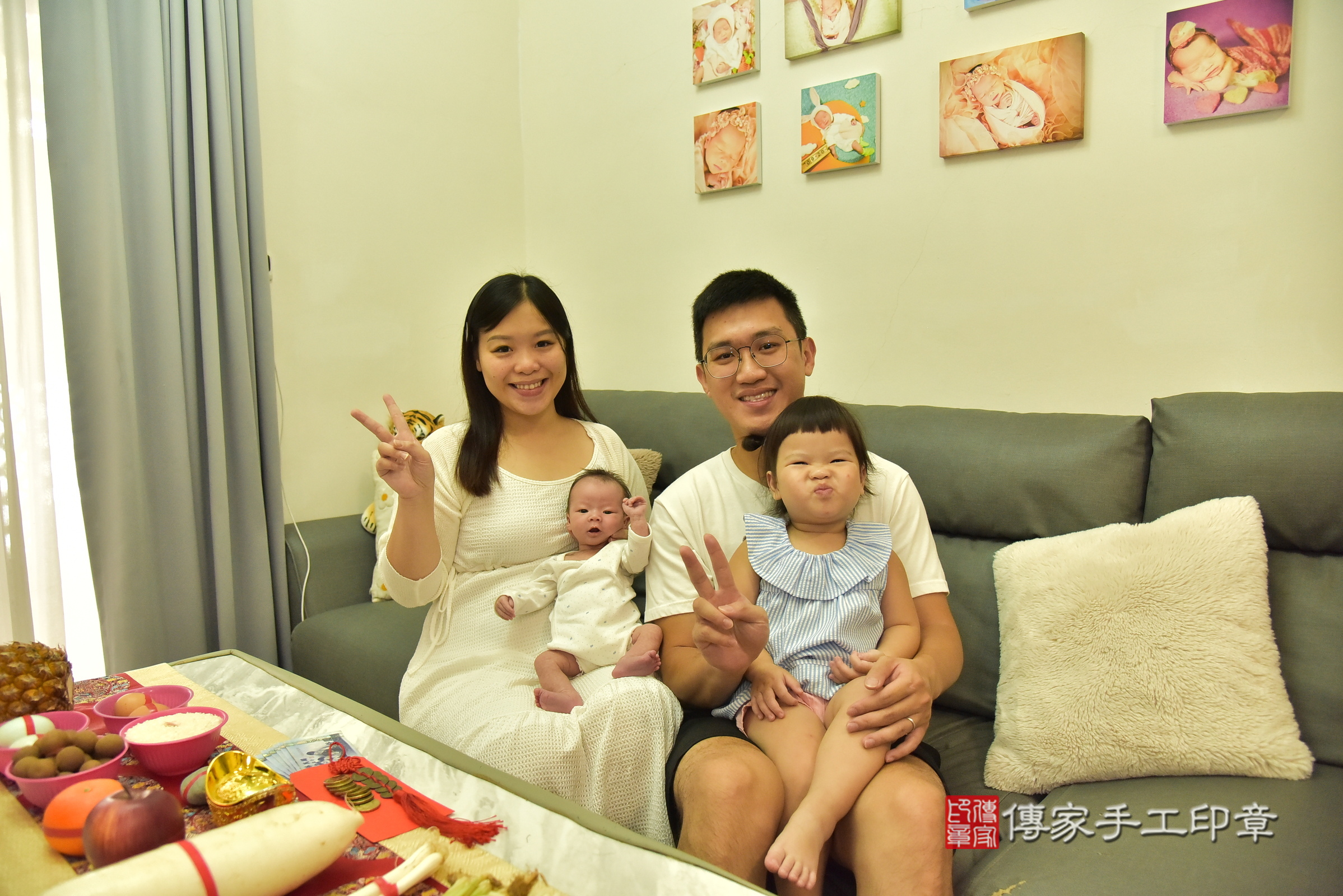 嘉嘉寶寶(新北市泰山區到府嬰兒嘉嘉寶寶滿月剃頭理髮、到府嬰兒剃胎毛儀式吉祥話)。到府剃頭剃胎毛主持、專業拍照、證書。★購買「臍帶章、肚臍章、胎毛筆刷印章」贈送：剃頭、收涎、抓周，三選一。2025.8.16，照片1