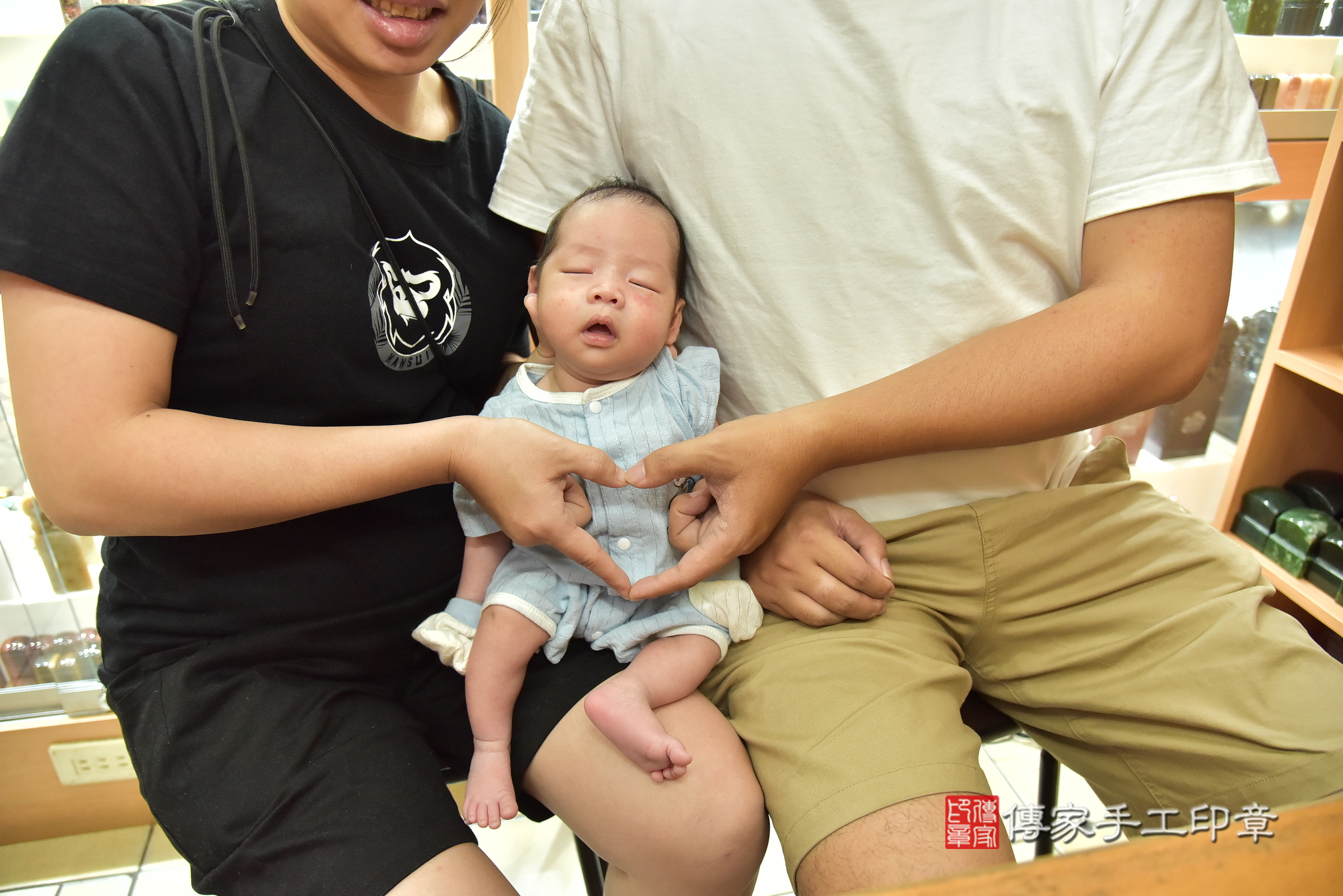 小升寶寶(新北市永和區嬰兒寶寶滿月剃頭理髮、嬰兒剃胎毛儀式吉祥話)。中國風會場，爸媽寶貝穿「日中韓」古裝禮服。專業拍照、證書。★購買「臍帶章、肚臍章、胎毛筆刷印章」贈送：剃頭、收涎、抓周，三選一。2025.8.19，照片1