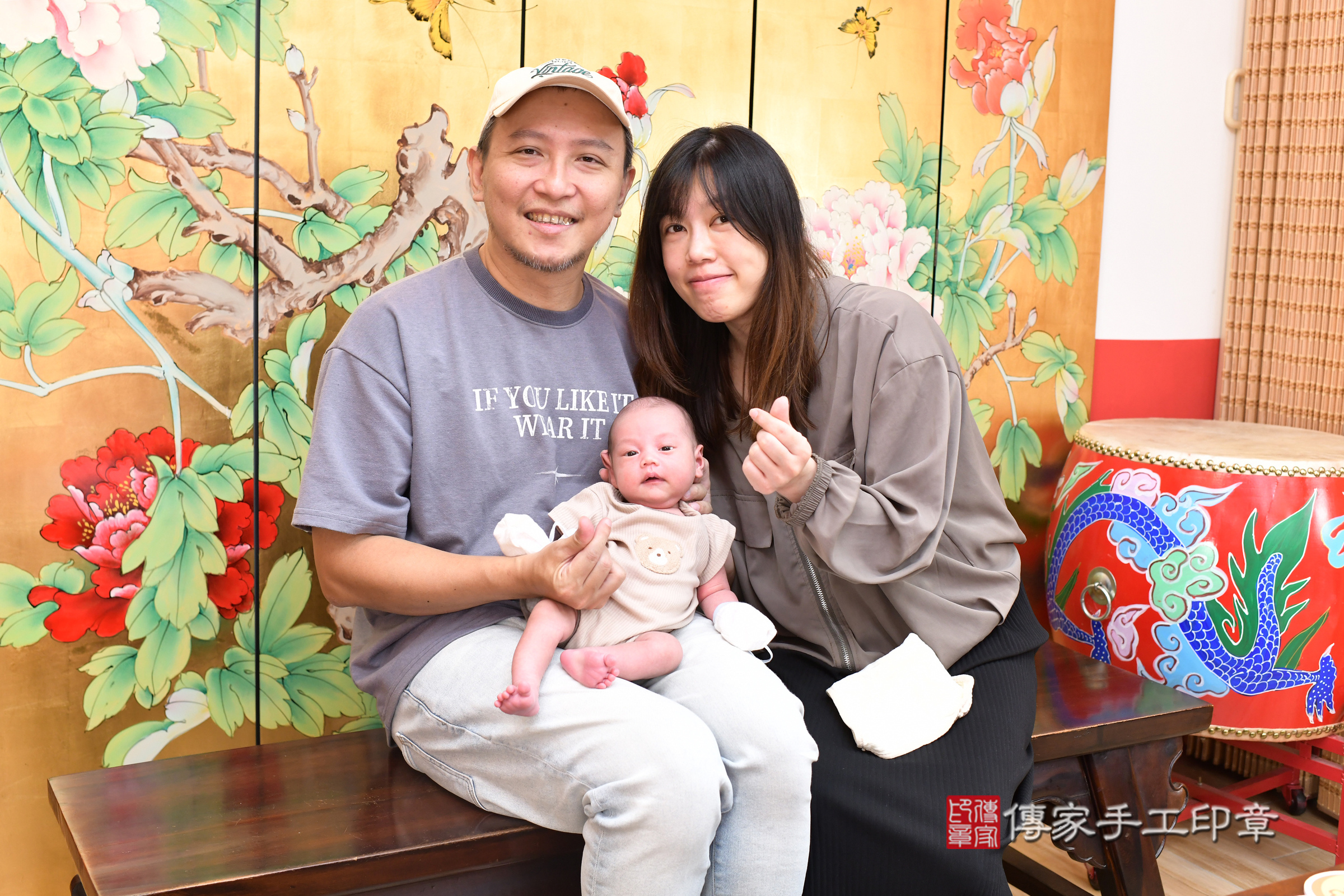 霖霖寶寶(台北市大同區嬰兒寶寶滿月剃頭理髮、嬰兒剃胎毛儀式吉祥話)。中國風會場，爸媽寶貝穿「日中韓」古裝禮服。專業拍照、證書。★購買「臍帶章、肚臍章、胎毛筆刷印章」贈送：剃頭、收涎、抓周，三選一。2025.8.18，照片1