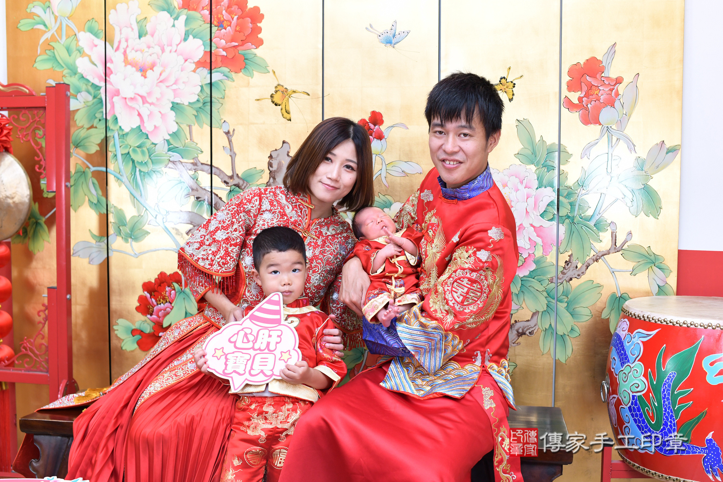 小馳寶寶(台北市大同區嬰兒寶寶滿月剃頭理髮、嬰兒剃胎毛儀式吉祥話)。中國風會場，爸媽寶貝穿「日中韓」古裝禮服。專業拍照、證書。★購買「臍帶章、肚臍章、胎毛筆刷印章」贈送：剃頭、收涎、抓周，三選一。2025.8.23，照片1