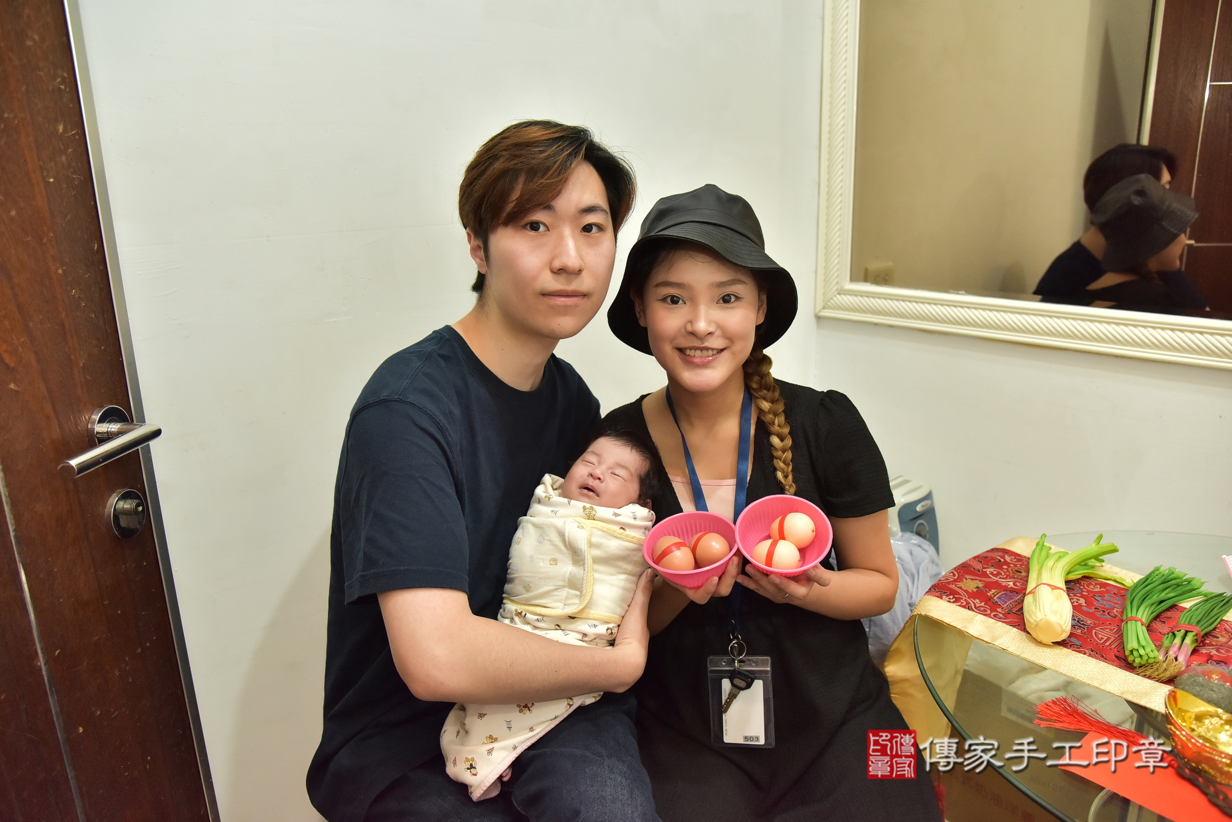 小蜜桃寶寶(新北市中和區到府嬰兒小蜜桃寶寶滿月剃頭理髮、到府嬰兒剃胎毛儀式吉祥話)。到府剃頭剃胎毛主持、專業拍照、證書。★購買「臍帶章、肚臍章、胎毛筆刷印章」贈送：剃頭、收涎、抓周，三選一。2025.8.24，照片5