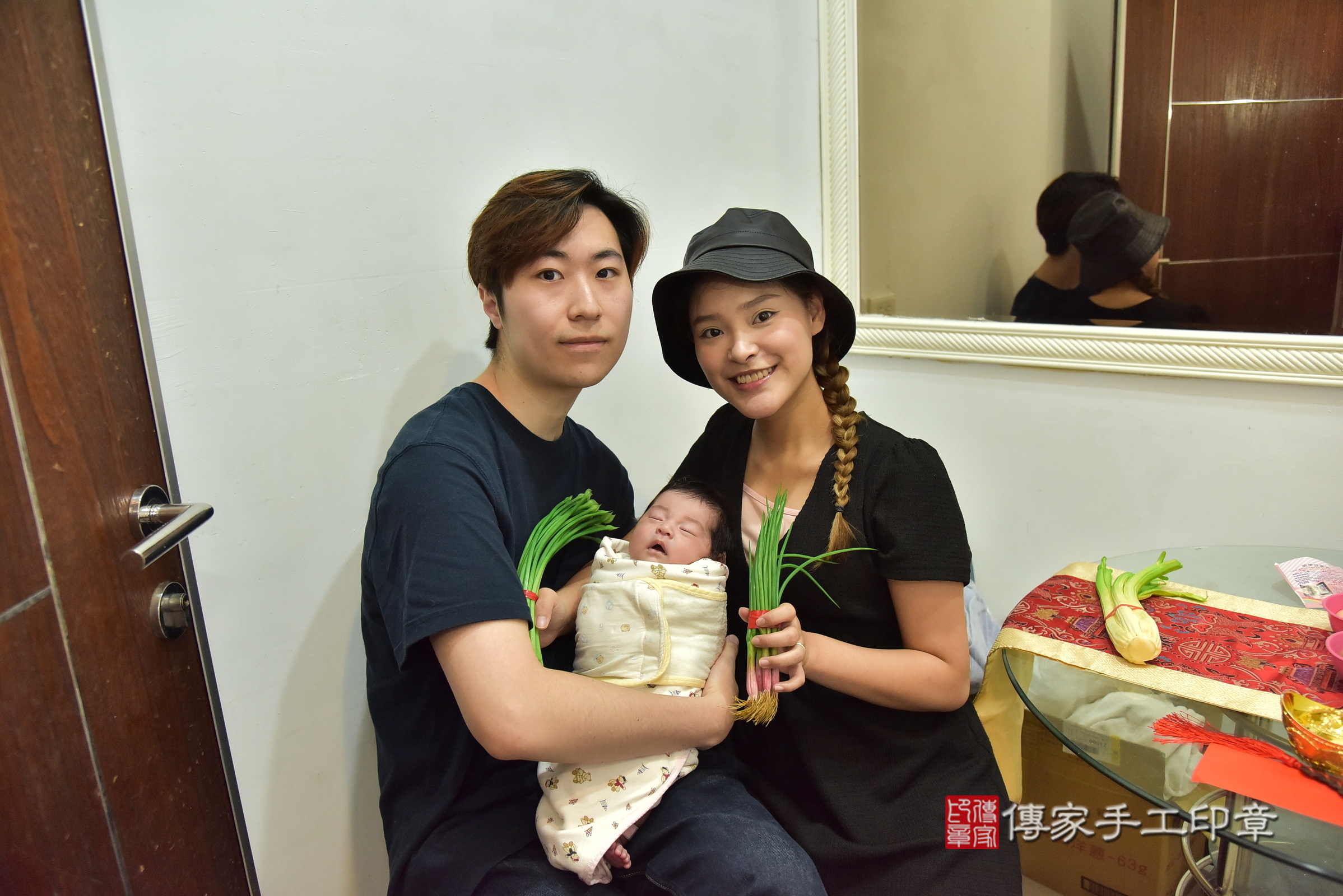 小蜜桃寶寶(新北市中和區到府嬰兒小蜜桃寶寶滿月剃頭理髮、到府嬰兒剃胎毛儀式吉祥話)。到府剃頭剃胎毛主持、專業拍照、證書。★購買「臍帶章、肚臍章、胎毛筆刷印章」贈送：剃頭、收涎、抓周，三選一。2025.8.24，照片13