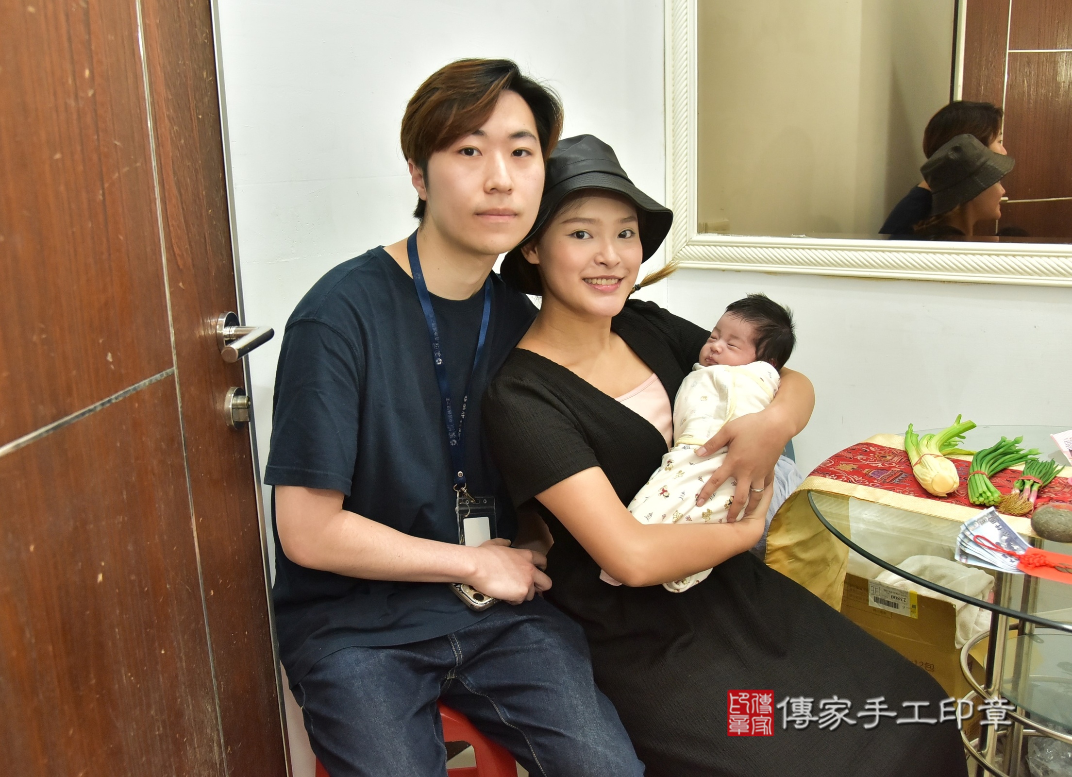 小蜜桃寶寶(新北市中和區到府嬰兒小蜜桃寶寶滿月剃頭理髮、到府嬰兒剃胎毛儀式吉祥話)。到府剃頭剃胎毛主持、專業拍照、證書。★購買「臍帶章、肚臍章、胎毛筆刷印章」贈送：剃頭、收涎、抓周，三選一。2025.8.24，照片1