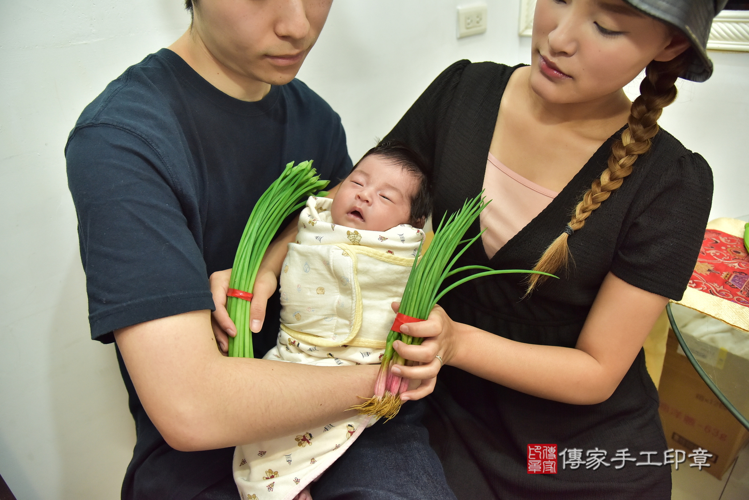 小蜜桃寶寶(新北市中和區到府嬰兒小蜜桃寶寶滿月剃頭理髮、到府嬰兒剃胎毛儀式吉祥話)。到府剃頭剃胎毛主持、專業拍照、證書。★購買「臍帶章、肚臍章、胎毛筆刷印章」贈送：剃頭、收涎、抓周，三選一。2025.8.24，照片14