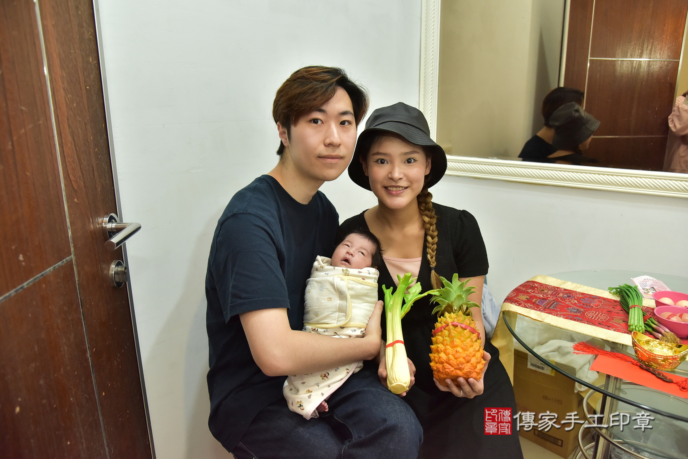 小蜜桃寶寶(新北市中和區到府嬰兒小蜜桃寶寶滿月剃頭理髮、到府嬰兒剃胎毛儀式吉祥話)。到府剃頭剃胎毛主持、專業拍照、證書。★購買「臍帶章、肚臍章、胎毛筆刷印章」贈送：剃頭、收涎、抓周，三選一。2025.8.24，照片15