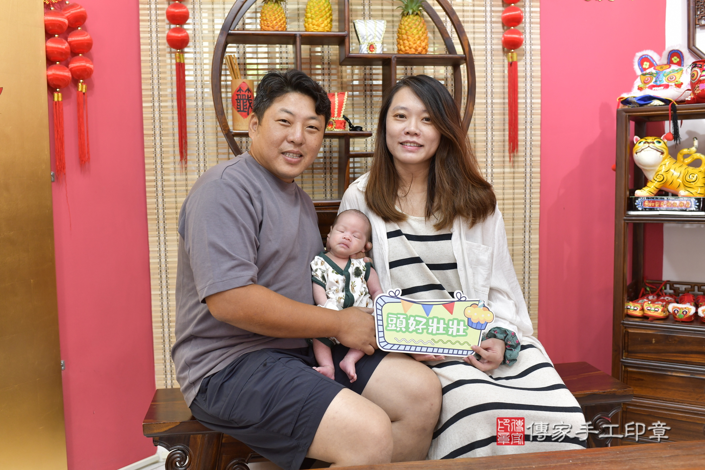 小璇寶寶(新竹市香山區嬰兒寶寶滿月剃頭理髮、嬰兒剃胎毛儀式吉祥話)。中國風會場，爸媽寶貝穿「日中韓」古裝禮服。專業拍照、證書。★購買「臍帶章、肚臍章、胎毛筆刷印章」贈送：剃頭、收涎、抓周，三選一。2025.8.24，照片2