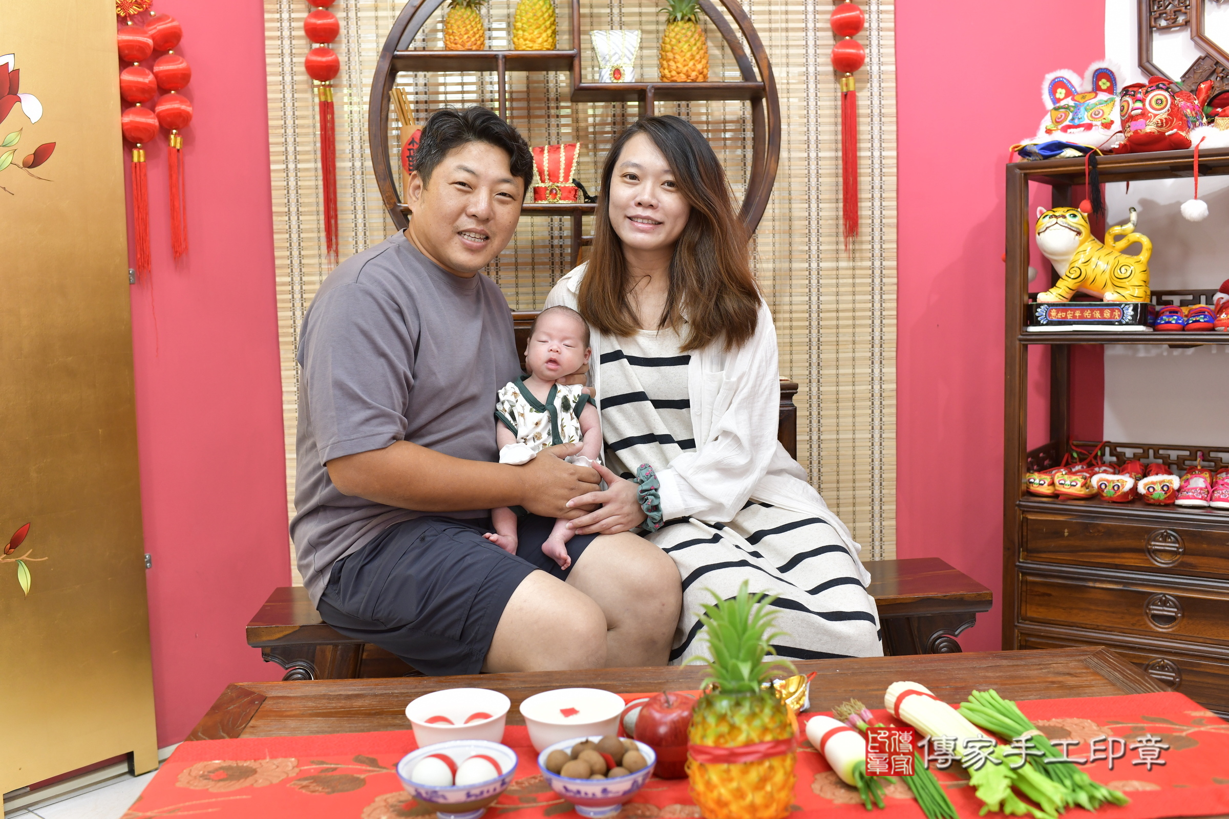 小璇寶寶(新竹市香山區嬰兒寶寶滿月剃頭理髮、嬰兒剃胎毛儀式吉祥話)。中國風會場，爸媽寶貝穿「日中韓」古裝禮服。專業拍照、證書。★購買「臍帶章、肚臍章、胎毛筆刷印章」贈送：剃頭、收涎、抓周，三選一。2025.8.24，照片3