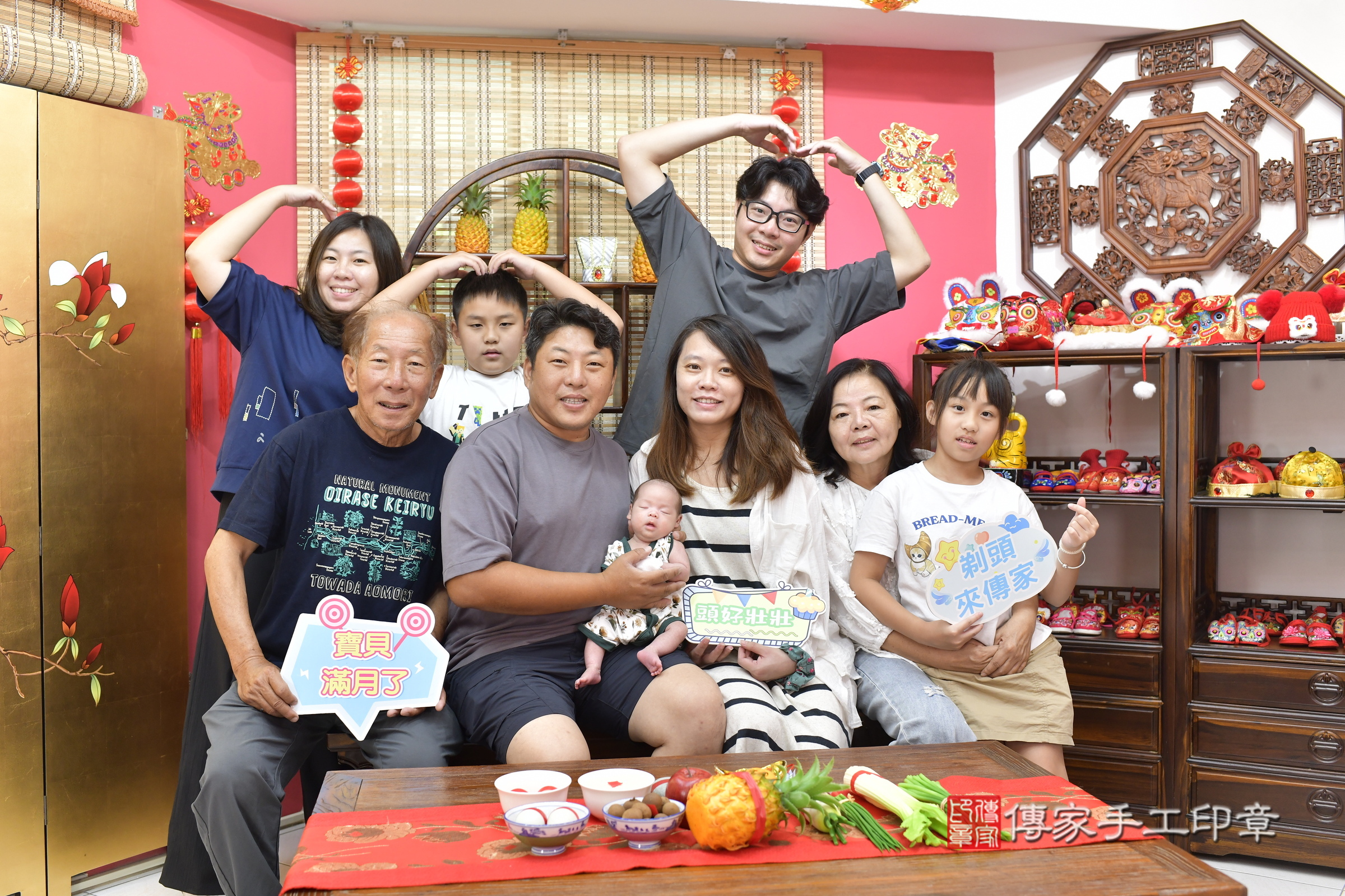 小璇寶寶(新竹市香山區嬰兒寶寶滿月剃頭理髮、嬰兒剃胎毛儀式吉祥話)。中國風會場，爸媽寶貝穿「日中韓」古裝禮服。專業拍照、證書。★購買「臍帶章、肚臍章、胎毛筆刷印章」贈送：剃頭、收涎、抓周，三選一。2025.8.24，照片1