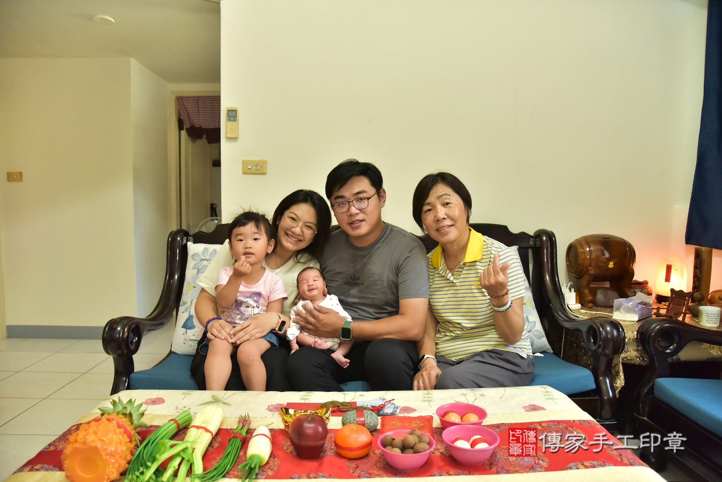 小羽寶寶(新北市樹林區到府嬰兒小羽寶寶滿月剃頭理髮、到府嬰兒剃胎毛儀式吉祥話)。到府剃頭剃胎毛主持、專業拍照、證書。★購買「臍帶章、肚臍章、胎毛筆刷印章」贈送：剃頭、收涎、抓周，三選一。2025.8.22，照片1