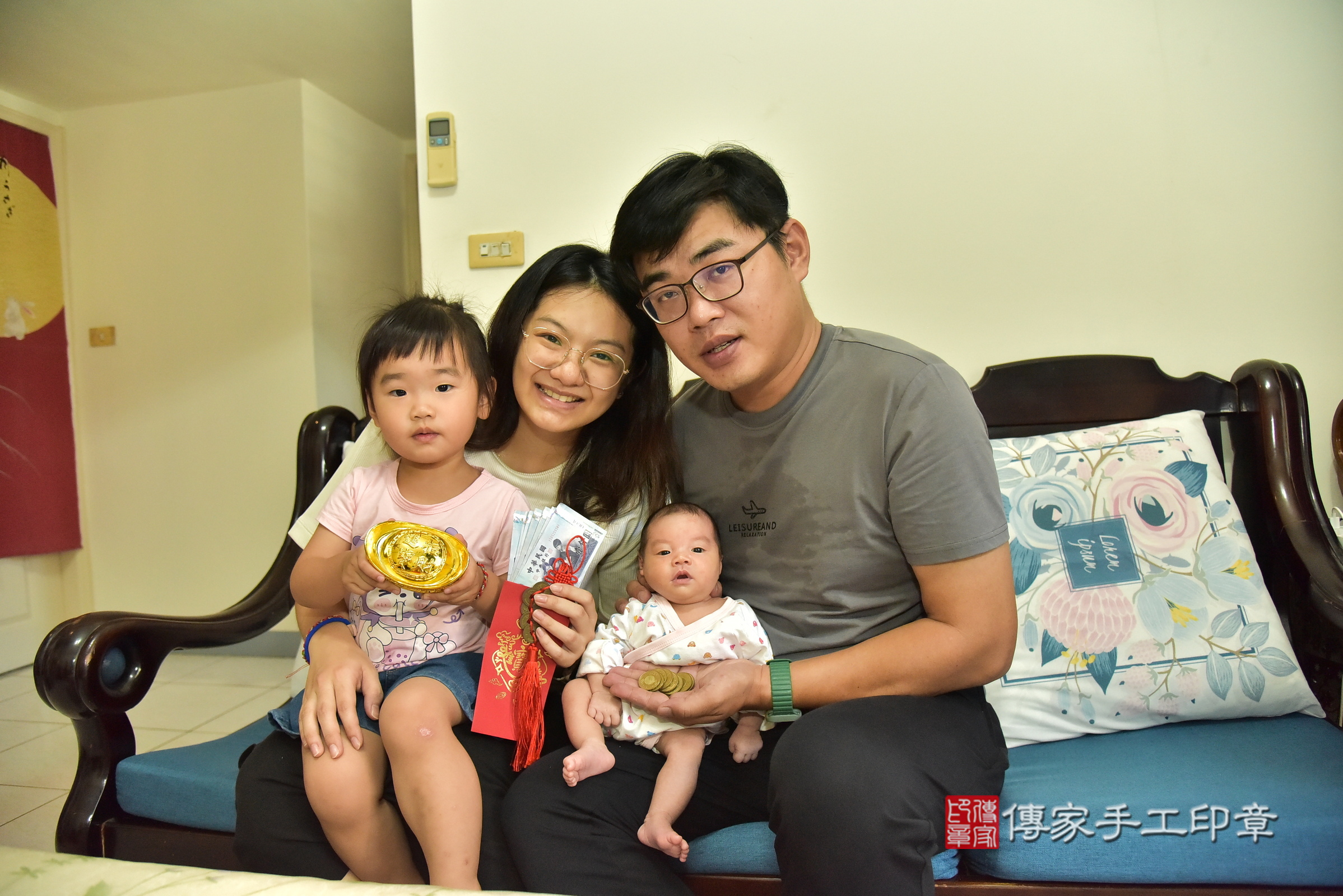小羽寶寶(新北市樹林區到府嬰兒小羽寶寶滿月剃頭理髮、到府嬰兒剃胎毛儀式吉祥話)。到府剃頭剃胎毛主持、專業拍照、證書。★購買「臍帶章、肚臍章、胎毛筆刷印章」贈送：剃頭、收涎、抓周，三選一。2025.8.22，照片9