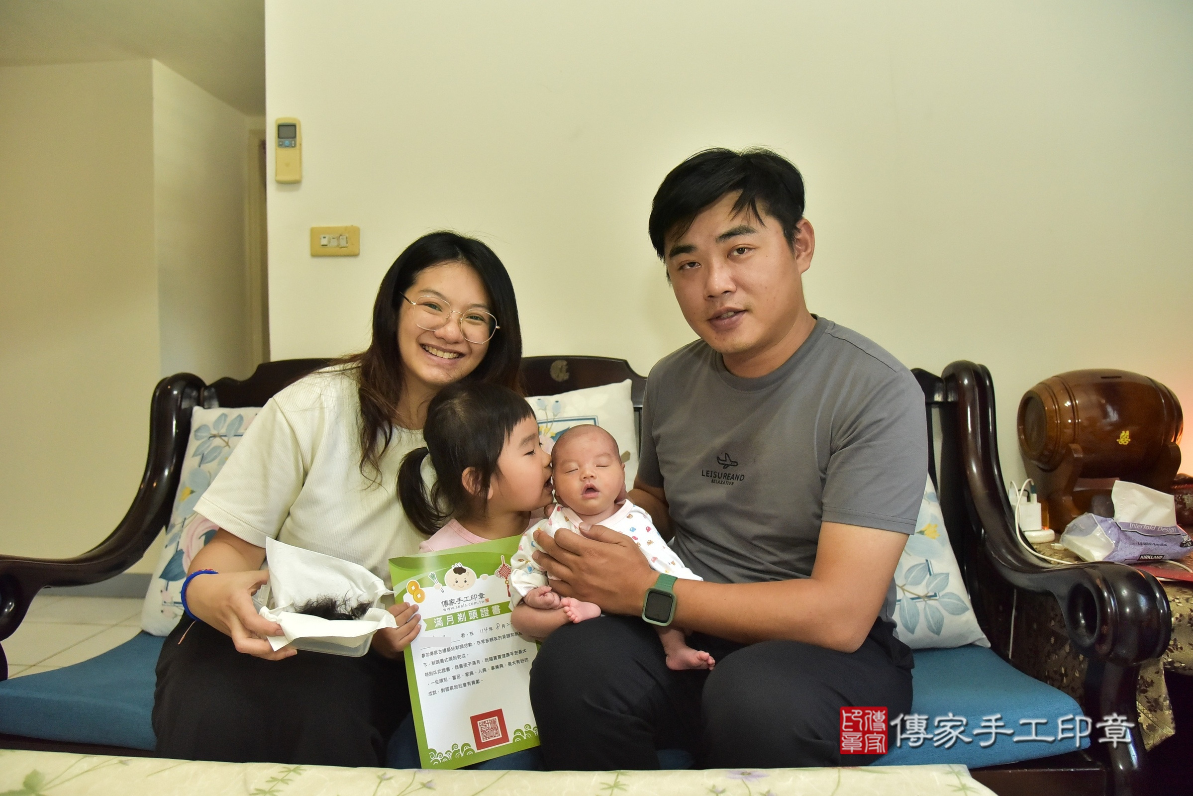 小羽寶寶(新北市樹林區到府嬰兒小羽寶寶滿月剃頭理髮、到府嬰兒剃胎毛儀式吉祥話)。到府剃頭剃胎毛主持、專業拍照、證書。★購買「臍帶章、肚臍章、胎毛筆刷印章」贈送：剃頭、收涎、抓周，三選一。2025.8.22，照片14