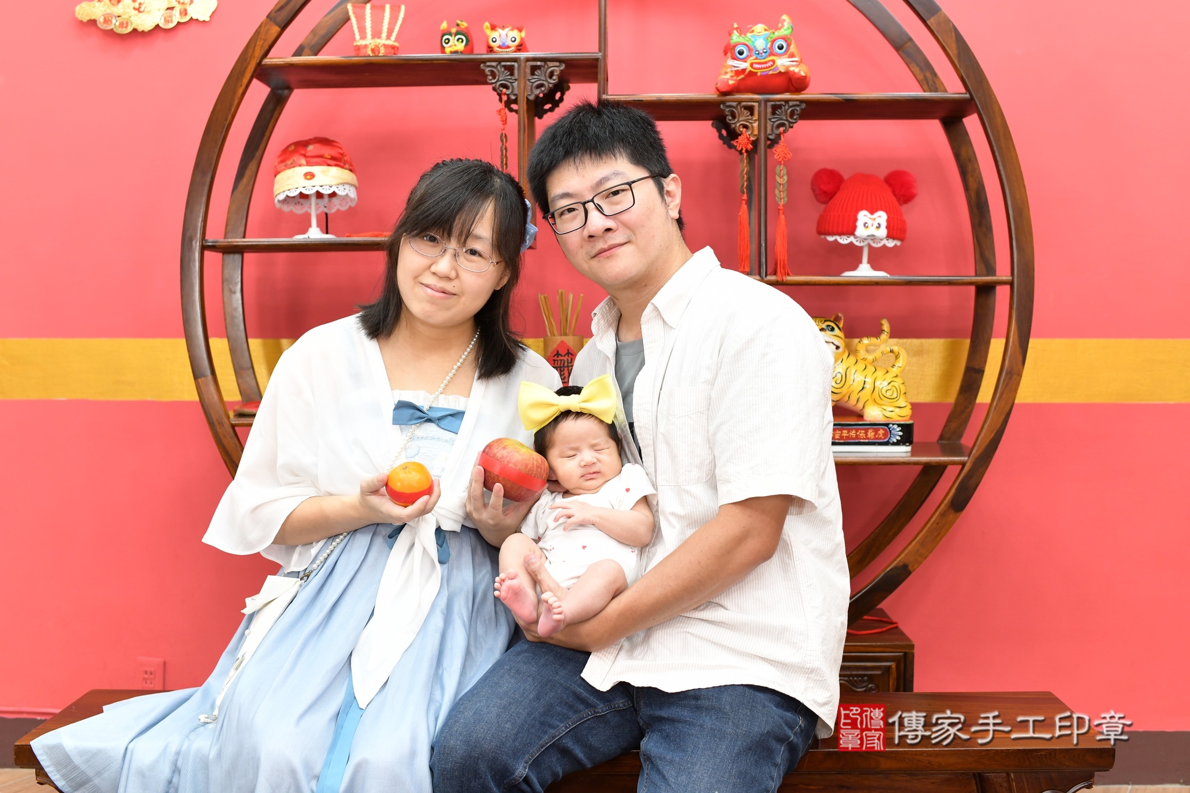 小帆寶寶(新北市永和區嬰兒寶寶滿月剃頭理髮、嬰兒剃胎毛儀式吉祥話)。中國風會場，爸媽寶貝穿「日中韓」古裝禮服。專業拍照、證書。★購買「臍帶章、肚臍章、胎毛筆刷印章」贈送：剃頭、收涎、抓周，三選一。2025.8.27，照片5