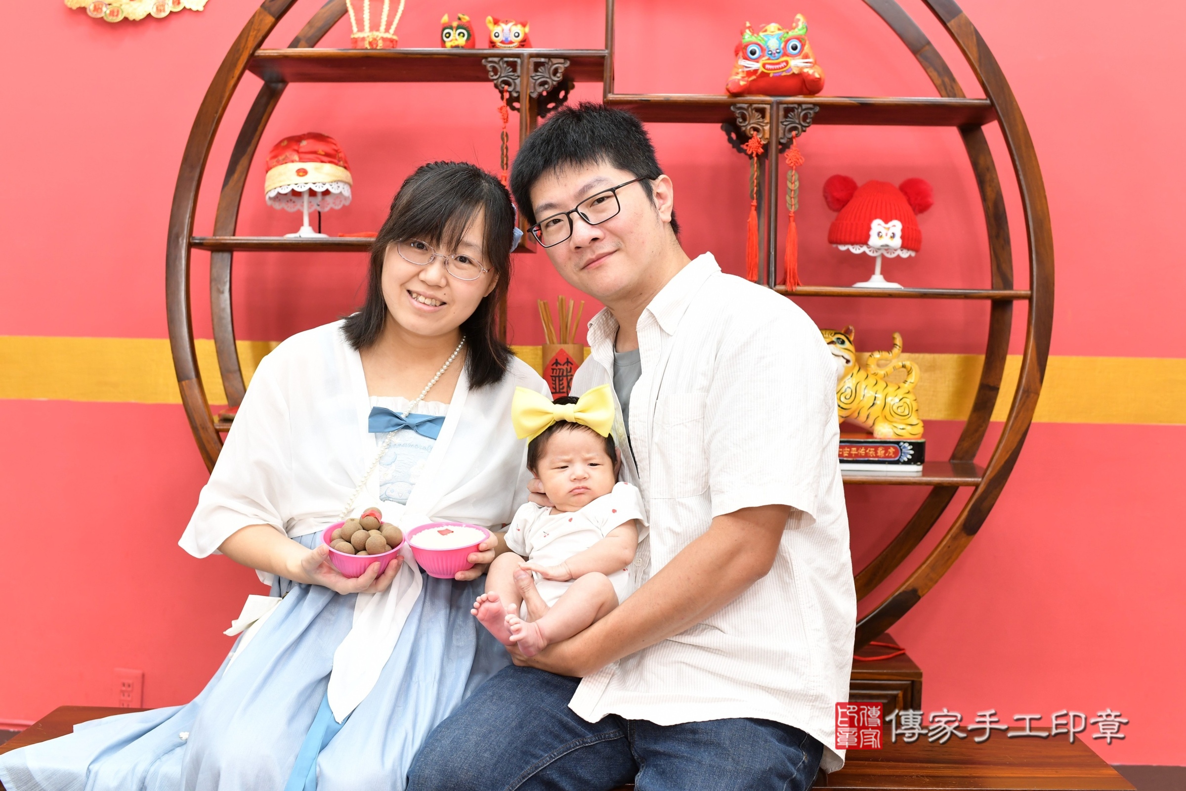 小帆寶寶(新北市永和區嬰兒寶寶滿月剃頭理髮、嬰兒剃胎毛儀式吉祥話)。中國風會場，爸媽寶貝穿「日中韓」古裝禮服。專業拍照、證書。★購買「臍帶章、肚臍章、胎毛筆刷印章」贈送：剃頭、收涎、抓周，三選一。2025.8.27，照片4