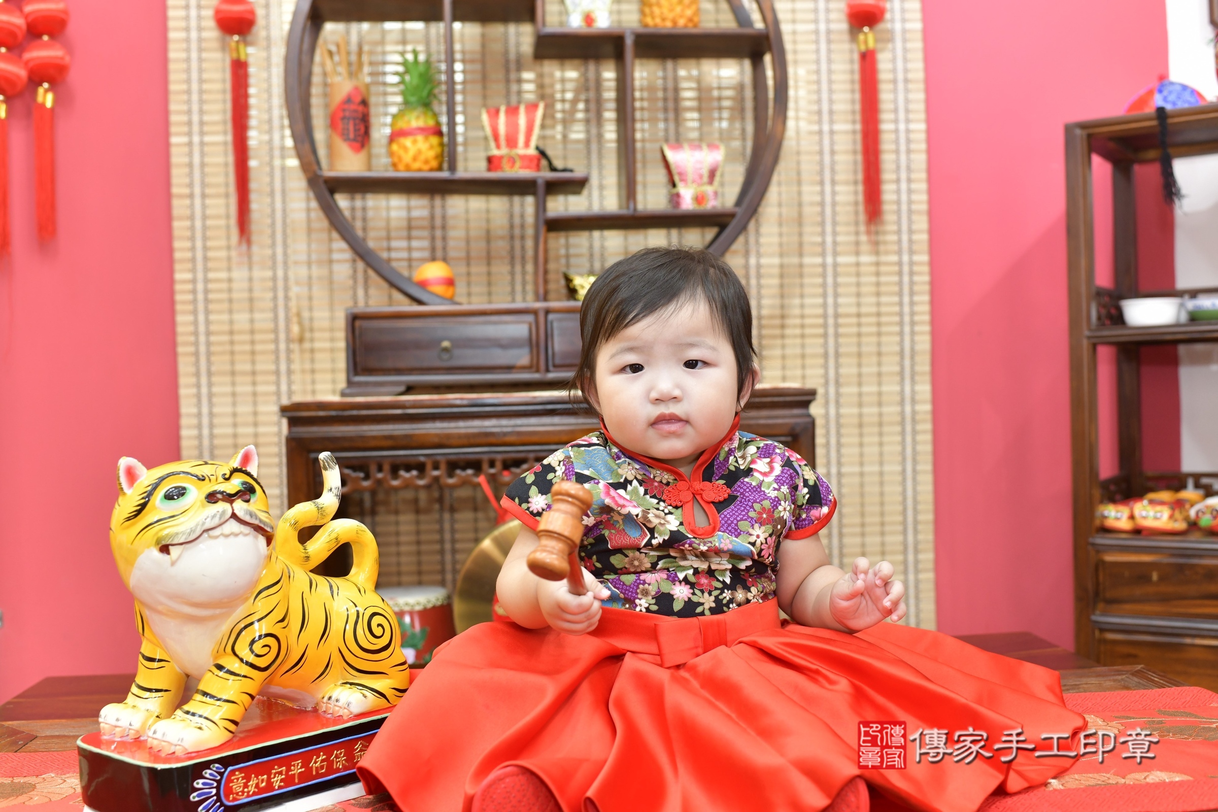 新竹市香山區小芷寶寶抓周推薦:傳家新竹店抓周度脺中國風會場,嬰兒古禮抓周流程儀式吉祥話、抓周道具物品24種、拍照。抓周證書。2025.8.17,照片12 新竹市香山區小芷寶寶抓周推薦:傳家新竹店抓周度脺中國風會場,嬰兒古禮抓周流程儀式吉祥話、抓周道具物品24種、拍照。抓周證書。2025.8.17,照片12