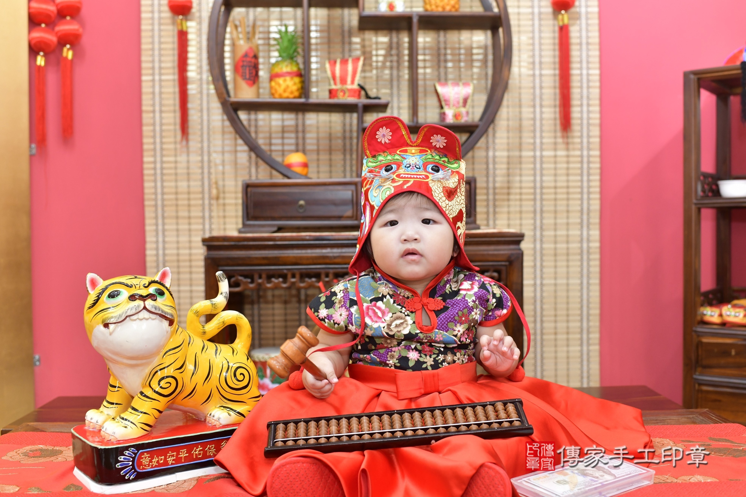 新竹市香山區小芷寶寶抓周推薦:傳家新竹店抓周度脺中國風會場,嬰兒古禮抓周流程儀式吉祥話、抓周道具物品24種、拍照。抓周證書。2025.8.17,照片13 新竹市香山區小芷寶寶抓周推薦:傳家新竹店抓周度脺中國風會場,嬰兒古禮抓周流程儀式吉祥話、抓周道具物品24種、拍照。抓周證書。2025.8.17,照片13