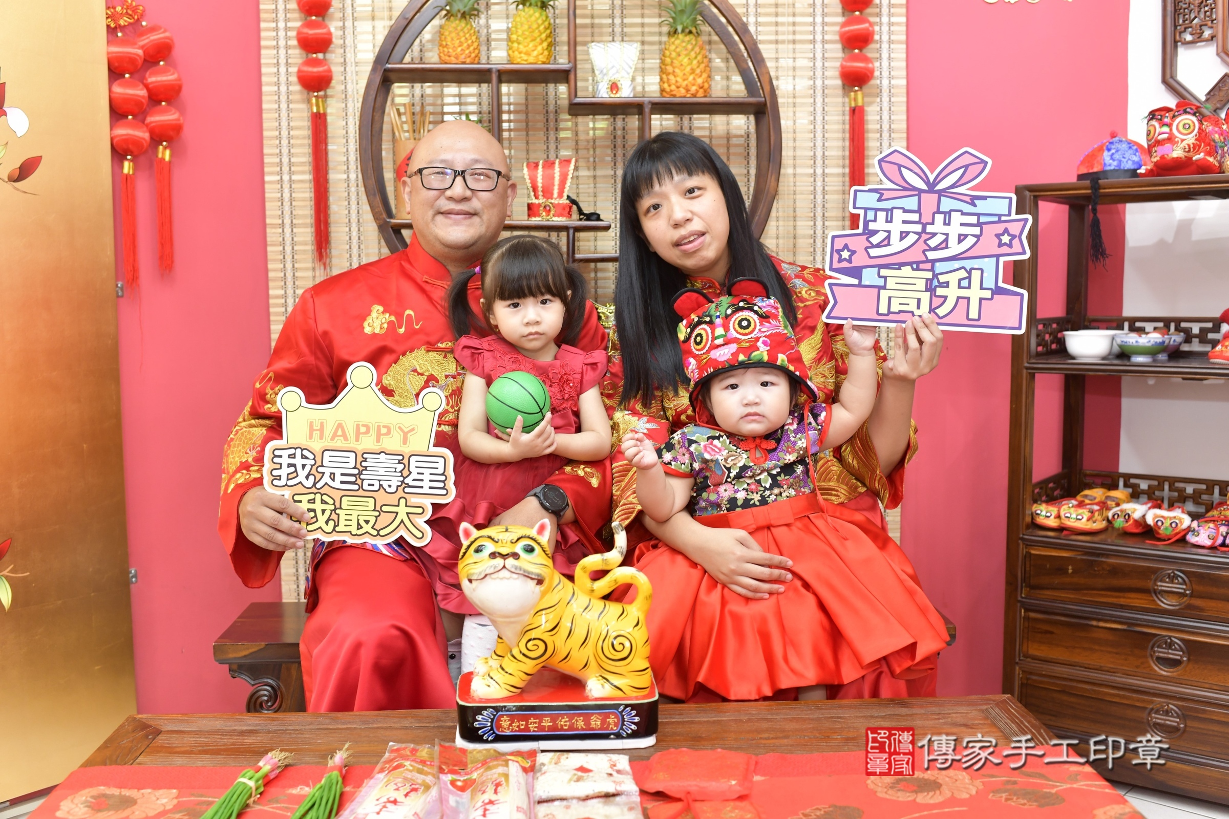 新竹市香山區小芷寶寶抓周推薦：傳家新竹店抓周度脺中國風會場，嬰兒古禮抓周流程儀式吉祥話、抓周道具物品24種、拍照。抓周證書。2025.8.17，照片1