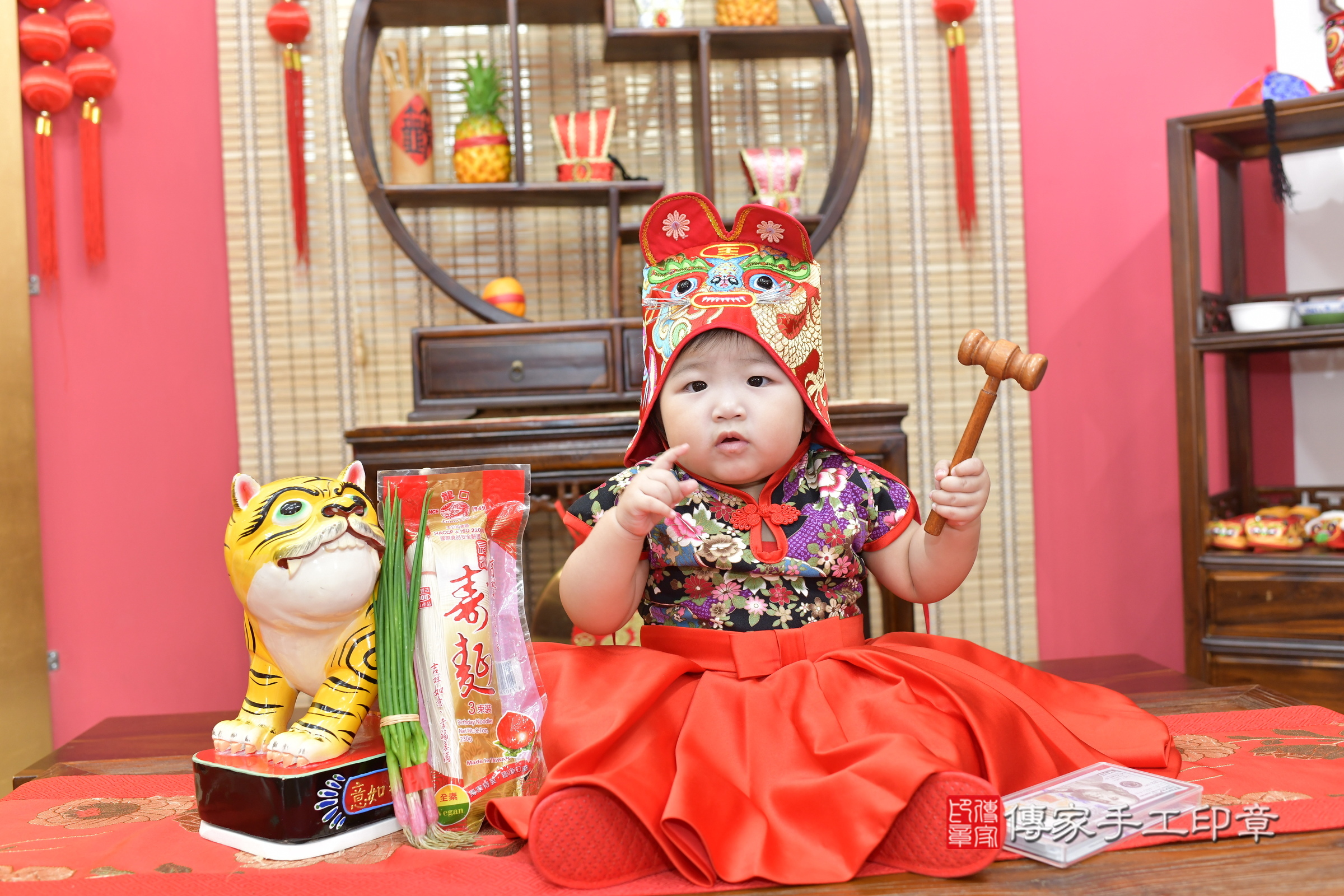 新竹市香山區小芷寶寶抓周推薦:傳家新竹店抓周度脺中國風會場,嬰兒古禮抓周流程儀式吉祥話、抓周道具物品24種、拍照。抓周證書。2025.8.17,照片14 新竹市香山區小芷寶寶抓周推薦:傳家新竹店抓周度脺中國風會場,嬰兒古禮抓周流程儀式吉祥話、抓周道具物品24種、拍照。抓周證書。2025.8.17,照片14
