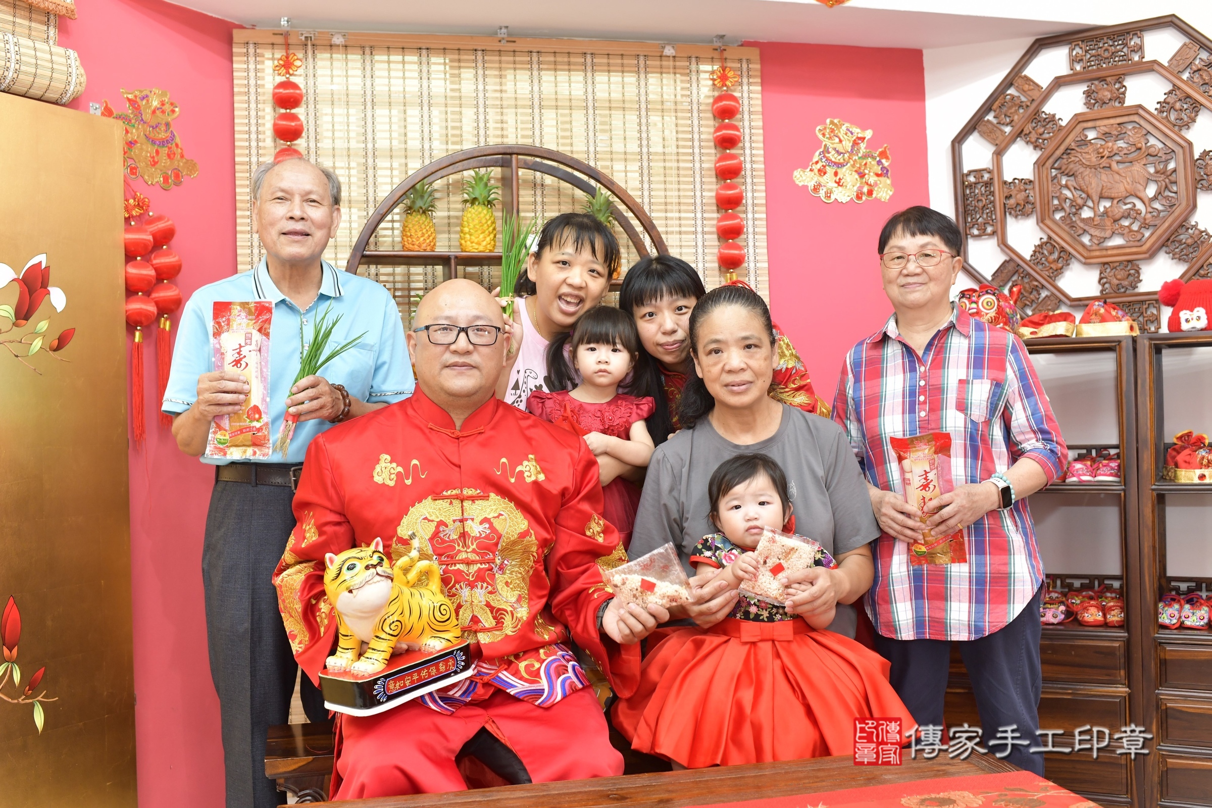 新竹市香山區小芷寶寶抓周推薦:傳家新竹店抓周度脺中國風會場,嬰兒古禮抓周流程儀式吉祥話、抓周道具物品24種、拍照。抓周證書。2025.8.17,照片15 新竹市香山區小芷寶寶抓周推薦:傳家新竹店抓周度脺中國風會場,嬰兒古禮抓周流程儀式吉祥話、抓周道具物品24種、拍照。抓周證書。2025.8.17,照片15