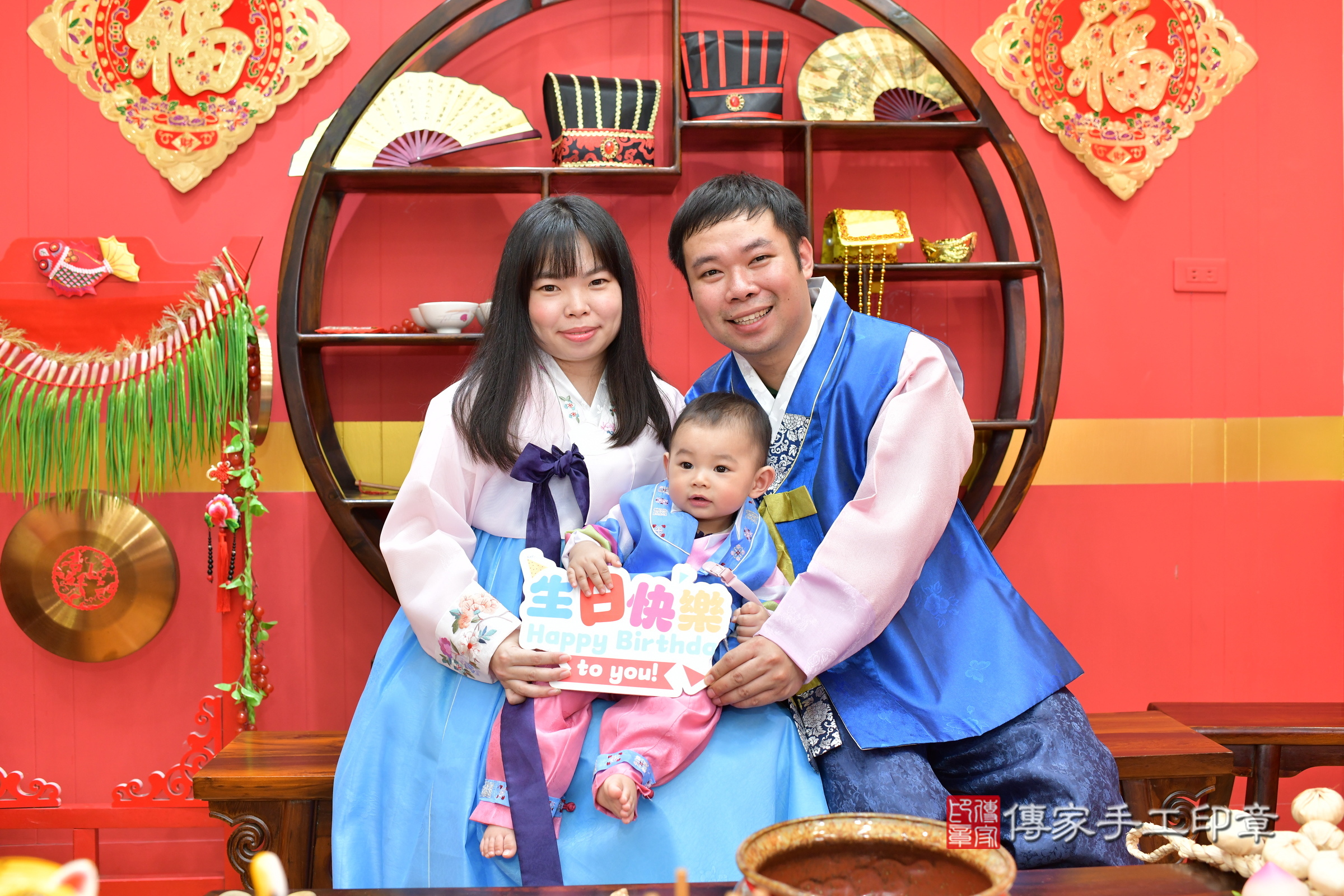 桃園市八德區小任寶寶抓周推薦：傳家桃園店抓周度脺中國風會場，嬰兒古禮抓周流程儀式吉祥話、抓周道具物品24種、拍照。抓周證書。2025.8.23，照片1