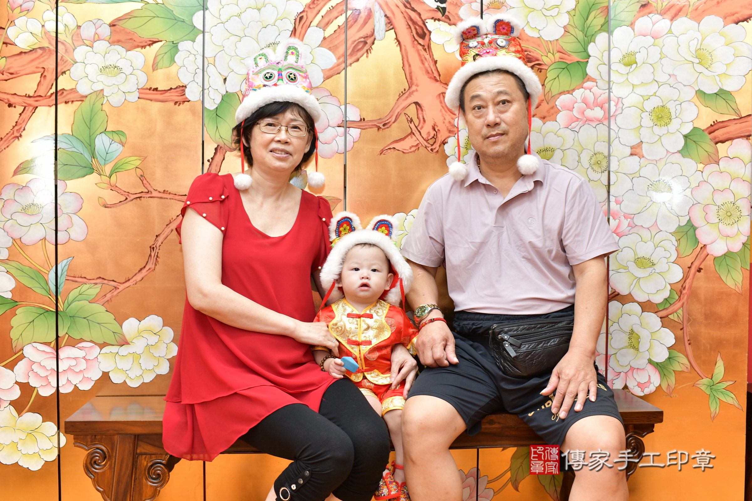 桃園市八德區小恩寶寶抓周推薦:傳家桃園店抓周度脺中國風會場,嬰兒古禮抓周流程儀式吉祥話、抓周道具物品24種、拍照。抓周證書。2025.8.18,照片4 桃園市八德區小恩寶寶抓周推薦:傳家桃園店抓周度脺中國風會場,嬰兒古禮抓周流程儀式吉祥話、抓周道具物品24種、拍照。抓周證書。2025.8.18,照片4