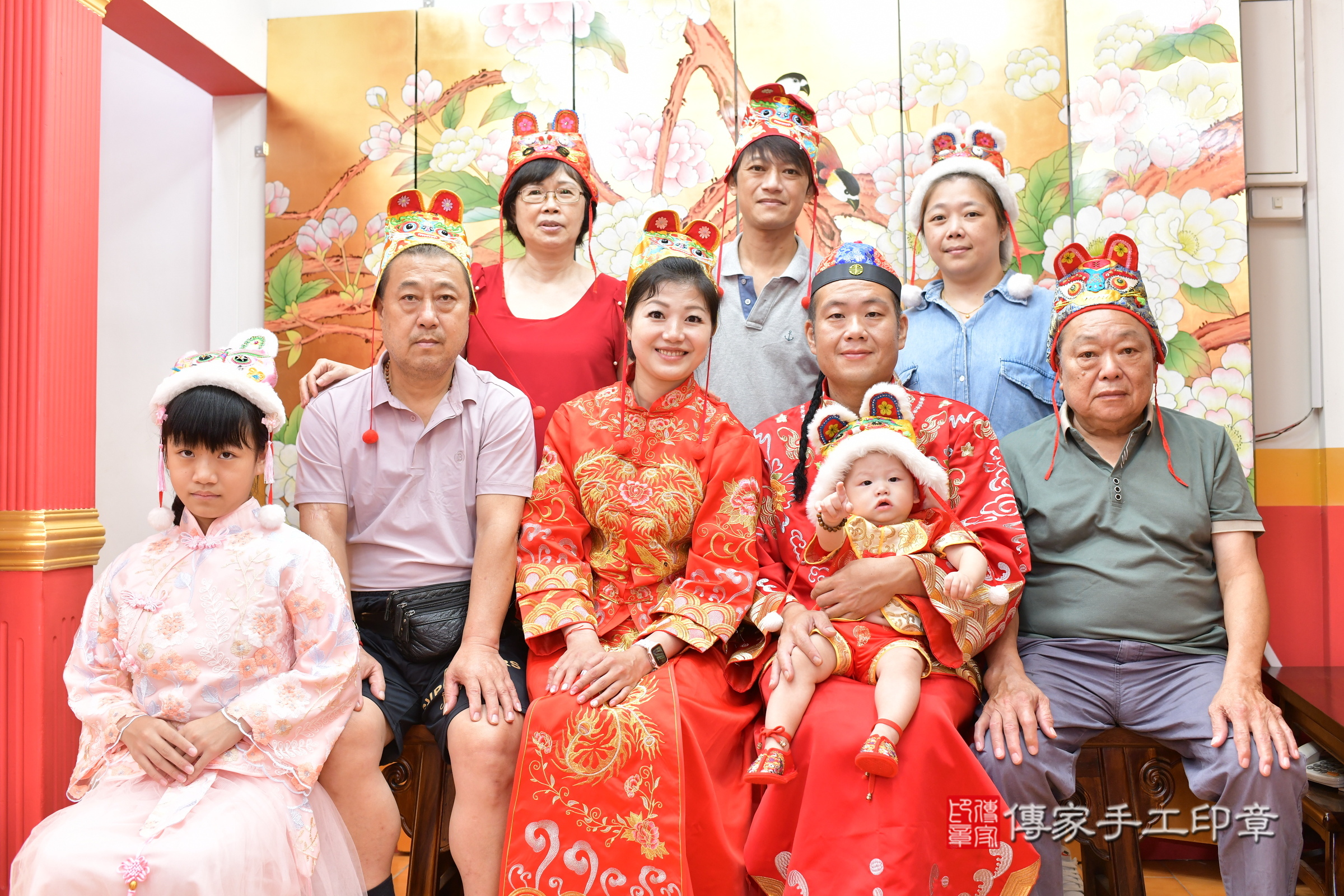 桃園市八德區小恩寶寶抓周推薦：傳家桃園店抓周度脺中國風會場，嬰兒古禮抓周流程儀式吉祥話、抓周道具物品24種、拍照。抓周證書。2025.8.18，照片1