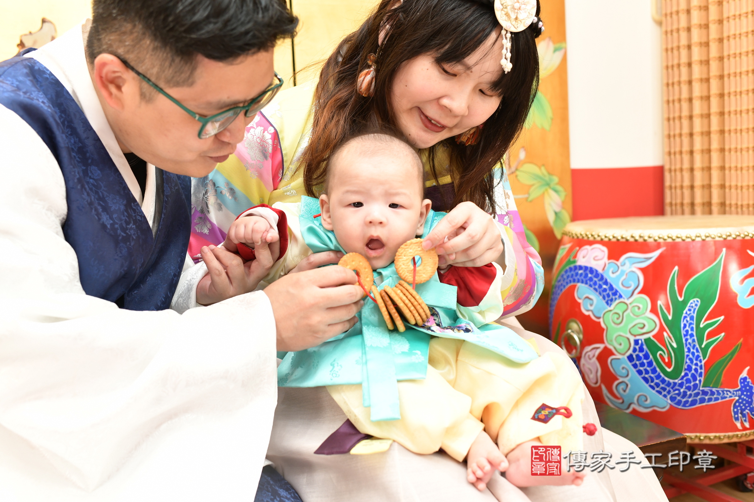 台北市大同區彤彤寶寶收涎推薦:傳家台北店收涎中國風會場,嬰兒古禮收涎收口水流程儀式、收涎吉祥話、收涎餅乾、收涎拍照。收涎證書。2025.8.17,照片16 台北市大同區彤彤寶寶收涎推薦:傳家台北店收涎中國風會場,嬰兒古禮收涎收口水流程儀式、收涎吉祥話、收涎餅乾、收涎拍照。收涎證書。2025.8.17,照片16