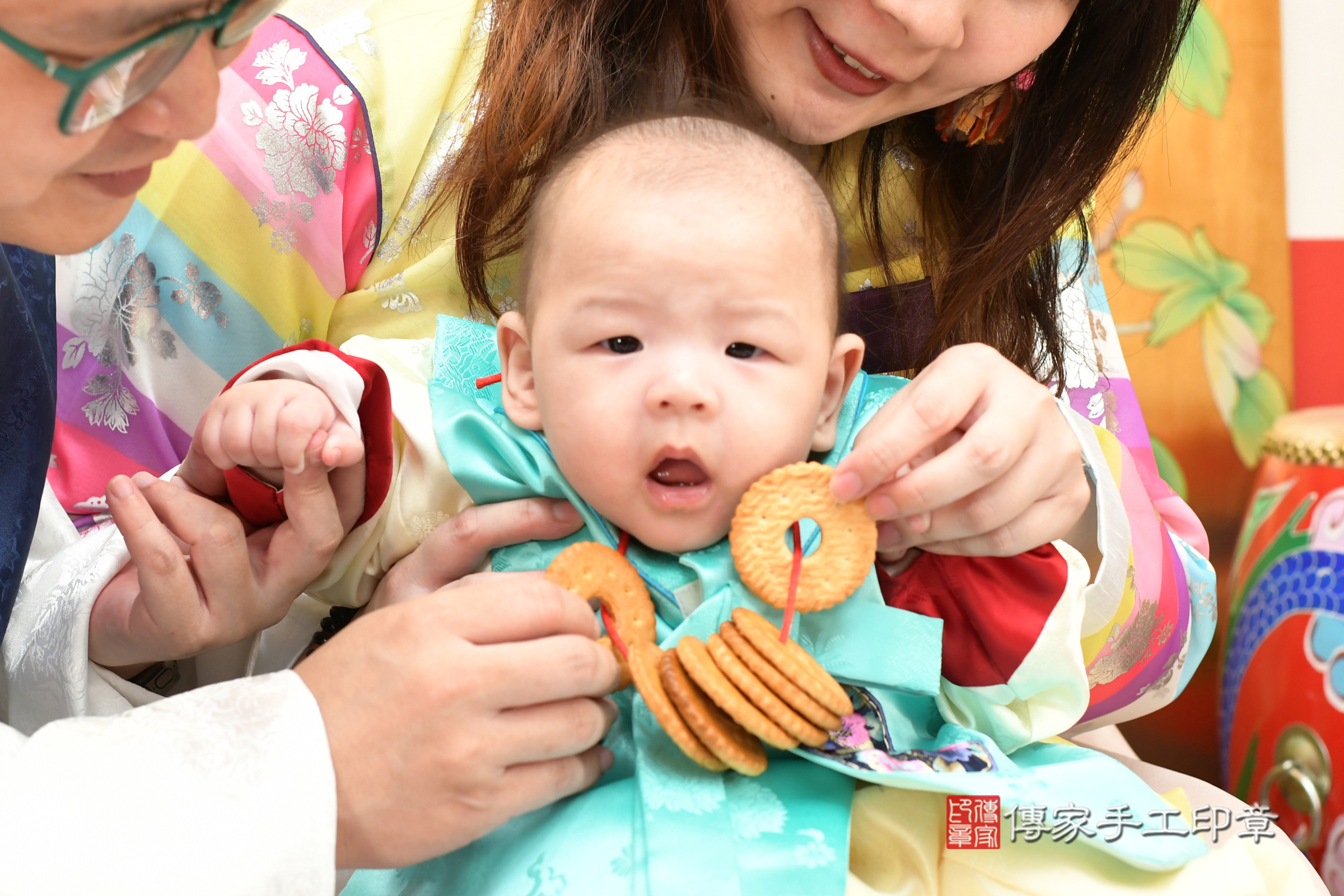 台北市大同區彤彤寶寶收涎推薦:傳家台北店收涎中國風會場,嬰兒古禮收涎收口水流程儀式、收涎吉祥話、收涎餅乾、收涎拍照。收涎證書。2025.8.17,照片15 台北市大同區彤彤寶寶收涎推薦:傳家台北店收涎中國風會場,嬰兒古禮收涎收口水流程儀式、收涎吉祥話、收涎餅乾、收涎拍照。收涎證書。2025.8.17,照片15