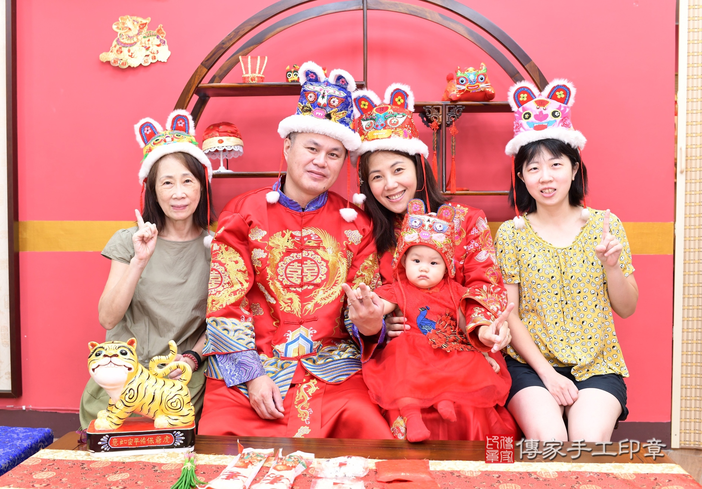 新北市永和區瑄瑄寶寶抓周推薦:傳家新北店抓周度脺中國風會場,嬰兒古禮抓周流程儀式吉祥話、抓周道具物品24種、拍照。抓周證書。2025.8.23,照片15 新北市永和區瑄瑄寶寶抓周推薦:傳家新北店抓周度脺中國風會場,嬰兒古禮抓周流程儀式吉祥話、抓周道具物品24種、拍照。抓周證書。2025.8.23,照片15