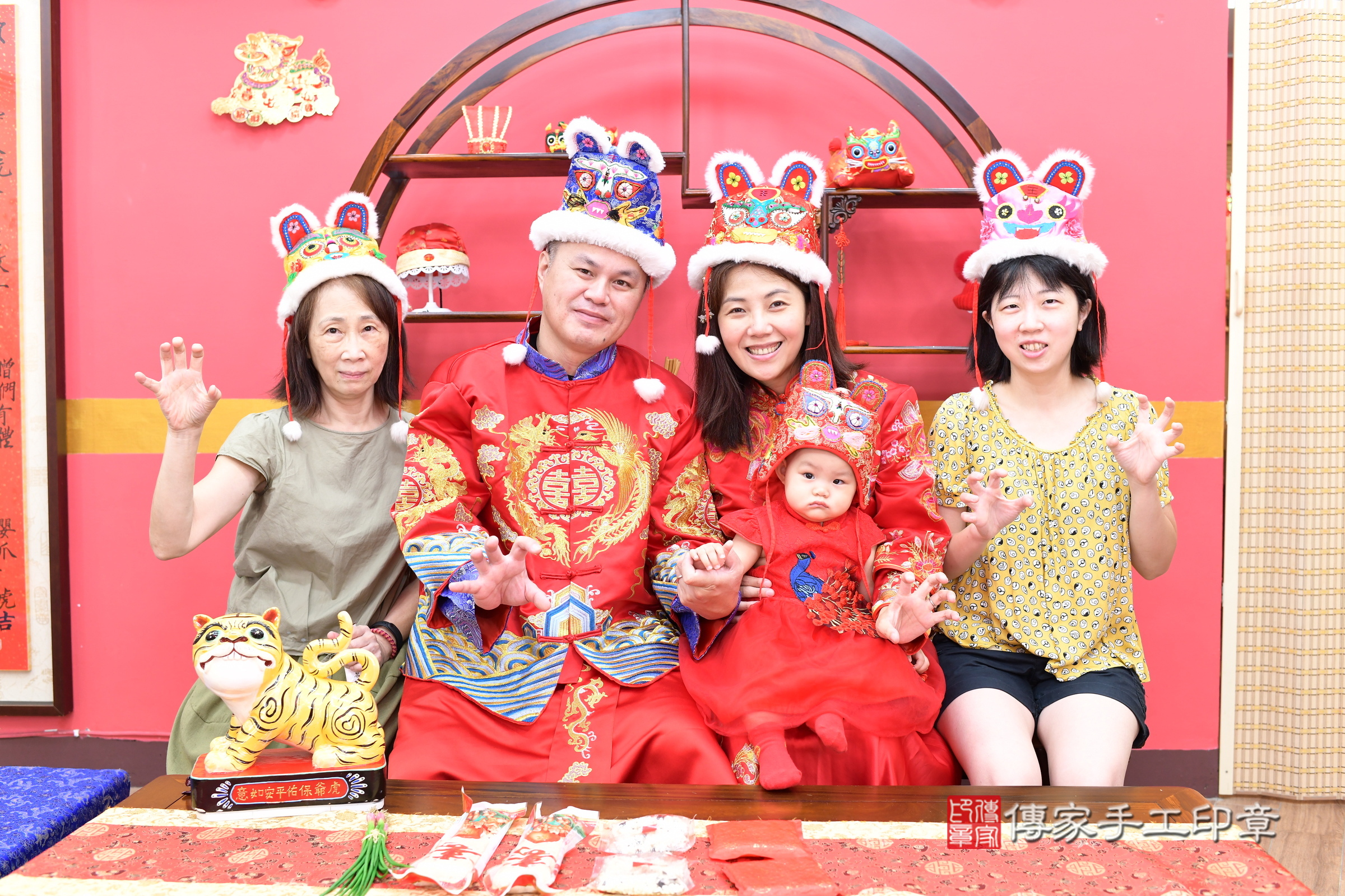 新北市永和區瑄瑄寶寶抓周推薦:傳家新北店抓周度脺中國風會場,嬰兒古禮抓周流程儀式吉祥話、抓周道具物品24種、拍照。抓周證書。2025.8.23,照片16 新北市永和區瑄瑄寶寶抓周推薦:傳家新北店抓周度脺中國風會場,嬰兒古禮抓周流程儀式吉祥話、抓周道具物品24種、拍照。抓周證書。2025.8.23,照片16